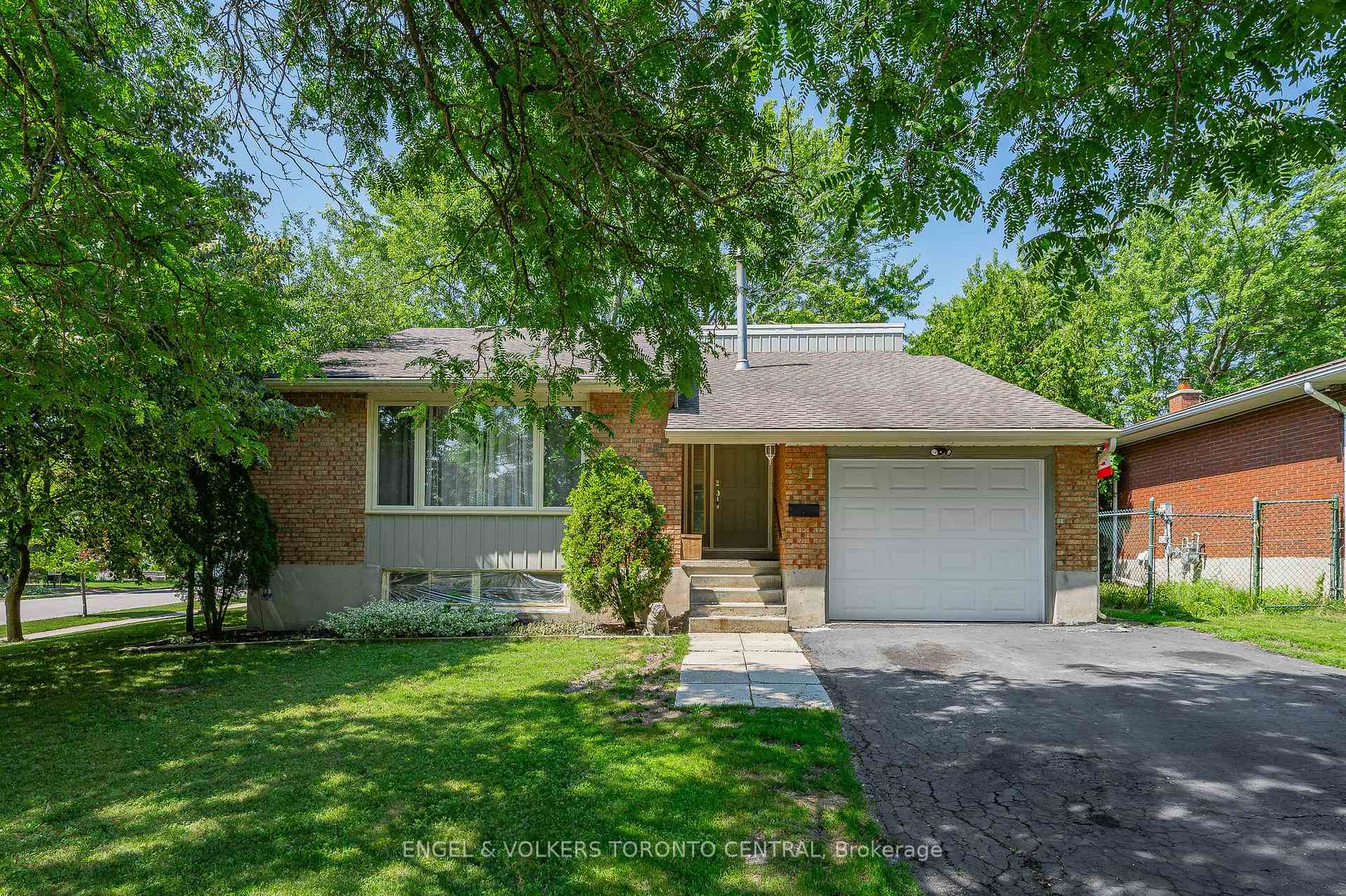 Photo 4 of 31 Mulberry Lane, Waterloo, Maple Hills — HOMEH