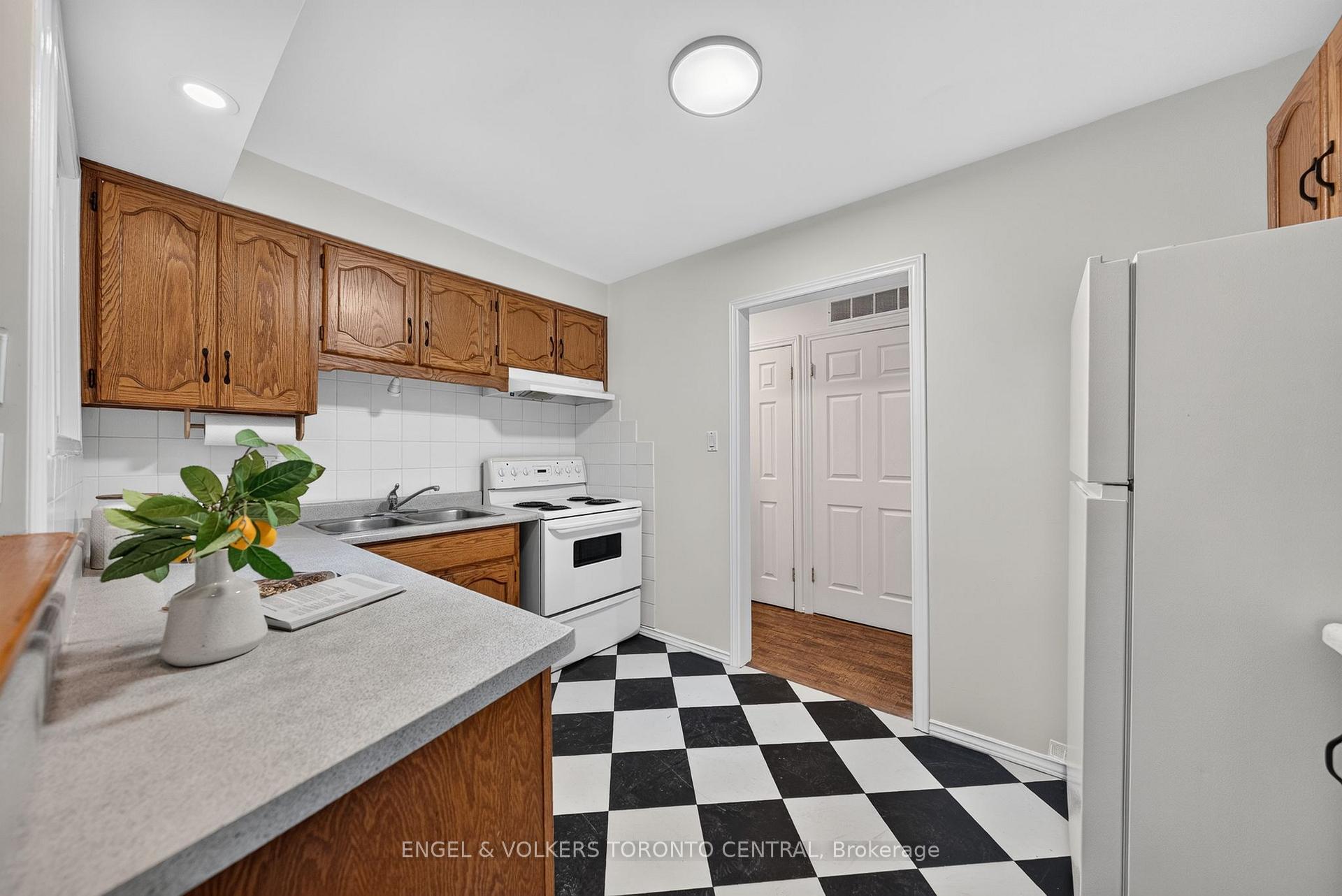 Photo 16 of 31 Mulberry Lane, Waterloo, Maple Hills — HOMEH