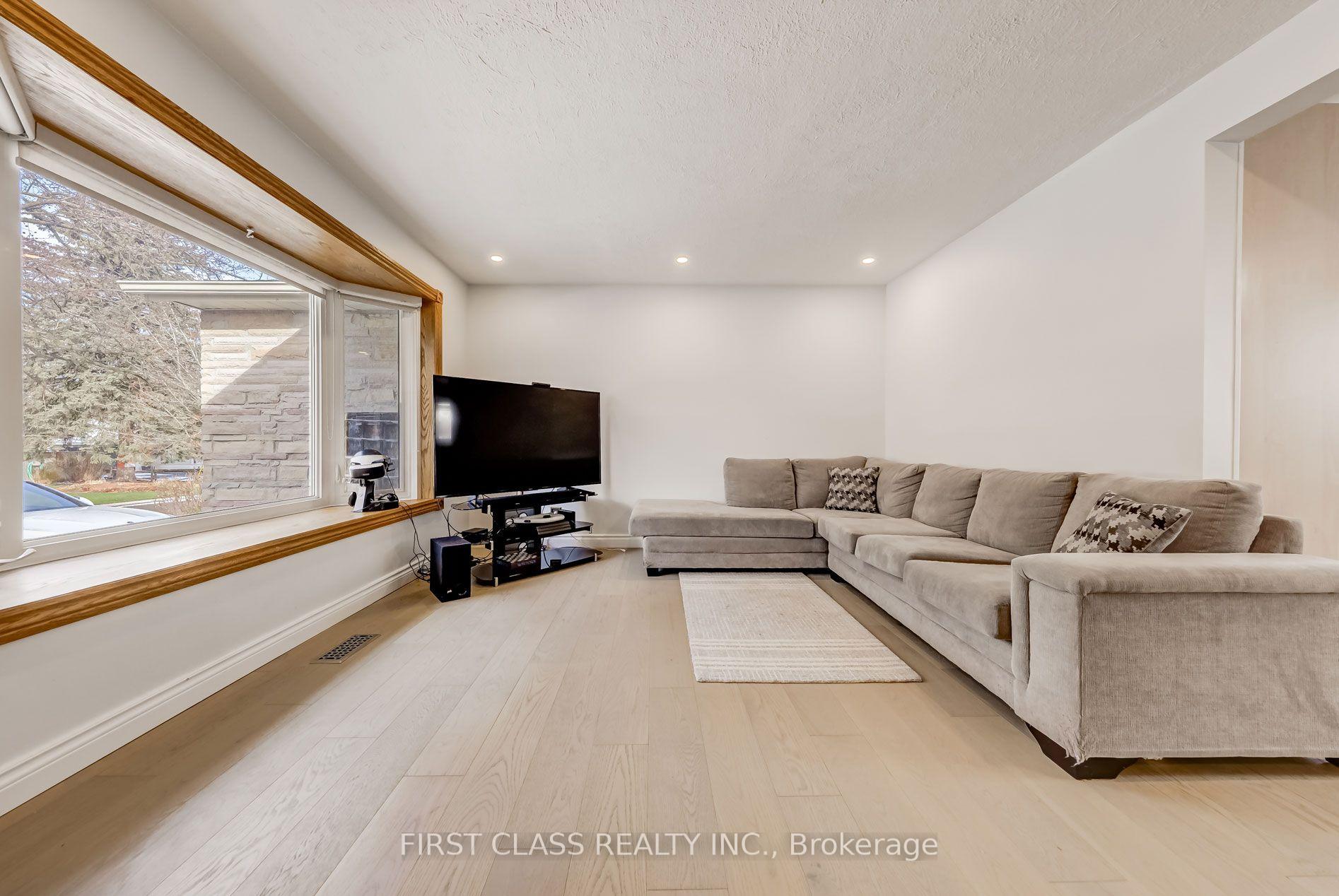 Photo 3 of 39 Seaton Drive, Aurora, Aurora Highlands — HOMEH