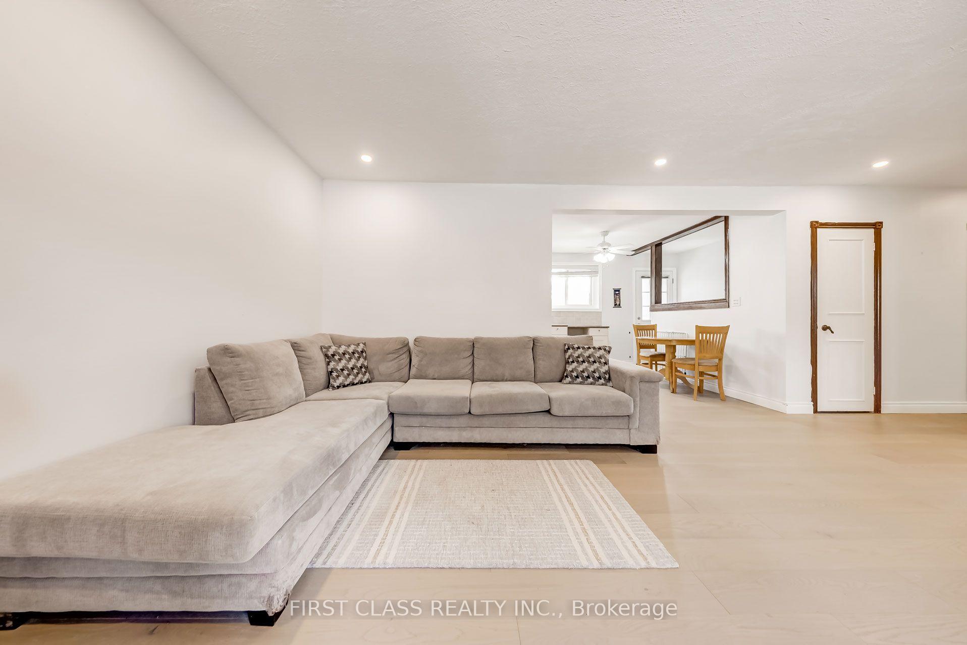 Photo 4 of 39 Seaton Drive, Aurora, Aurora Highlands — HOMEH