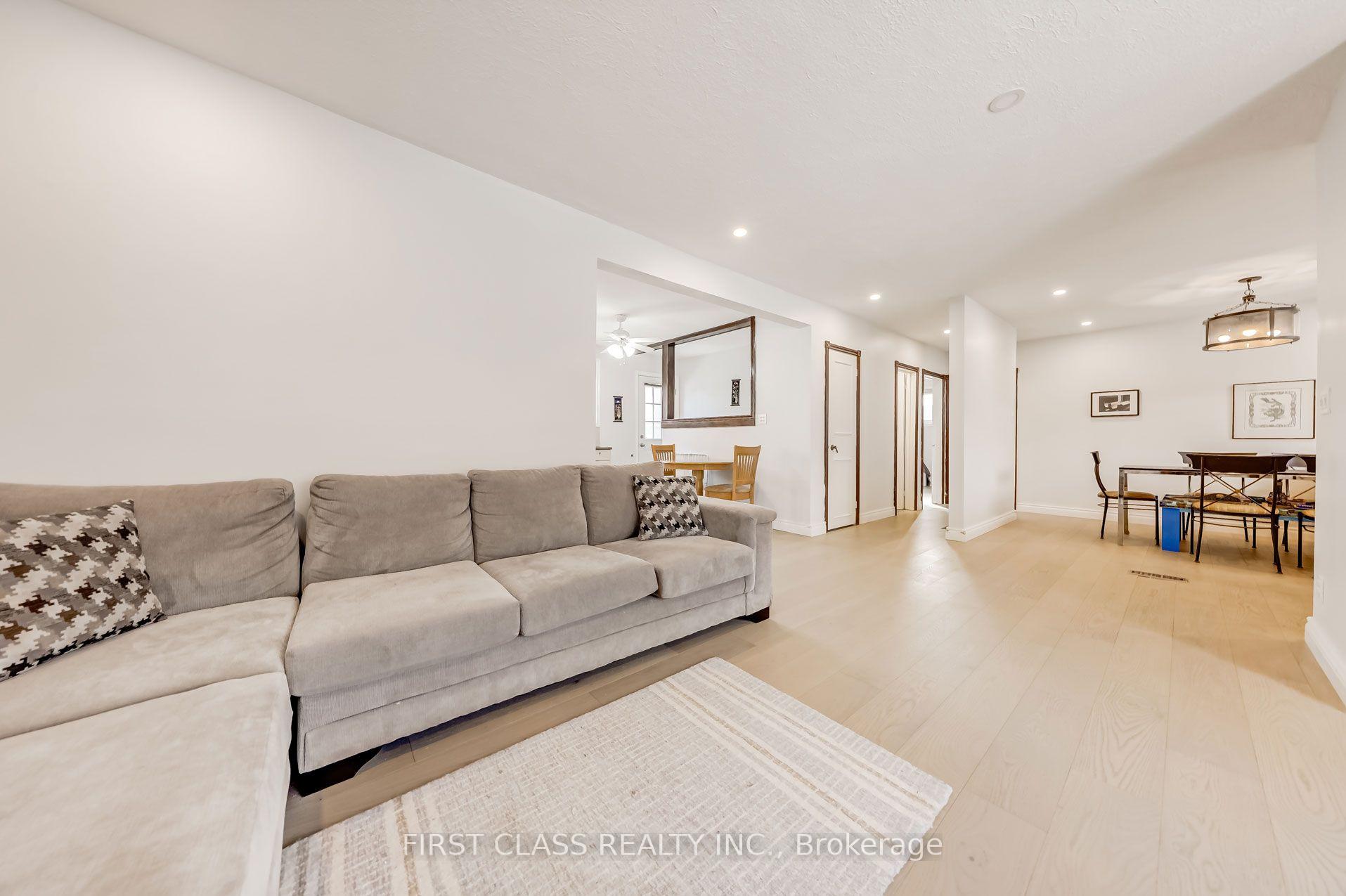 Photo 5 of 39 Seaton Drive, Aurora, Aurora Highlands — HOMEH