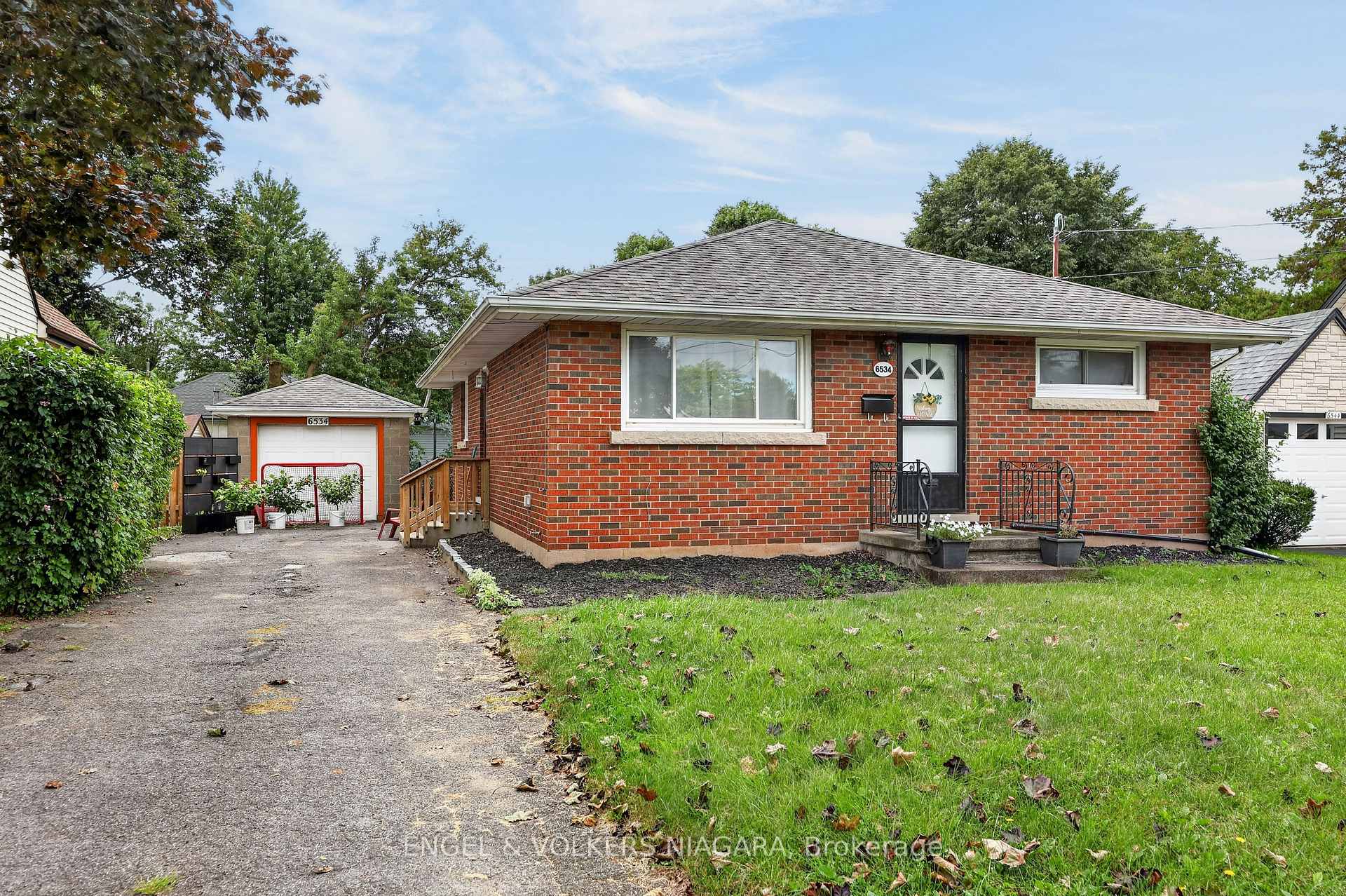 Photo 2 of 6534 Riall Street, Niagara Falls, Stamford — HOMEH