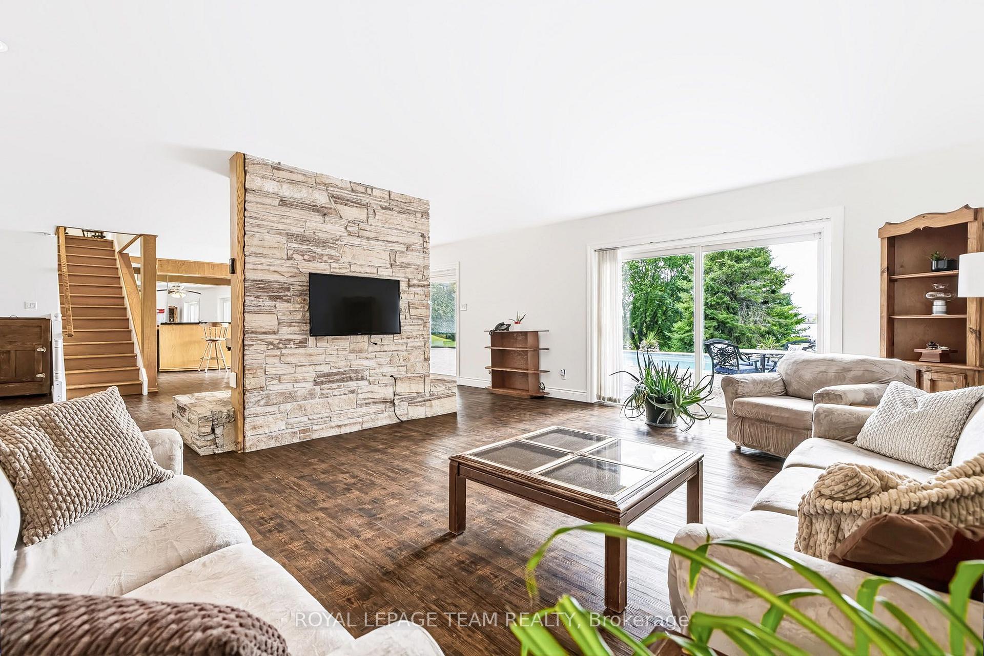 Photo 24 of 2027 Dundas Street, Edwardsburgh/Cardinal, Town of Cardinal — HOMEH
