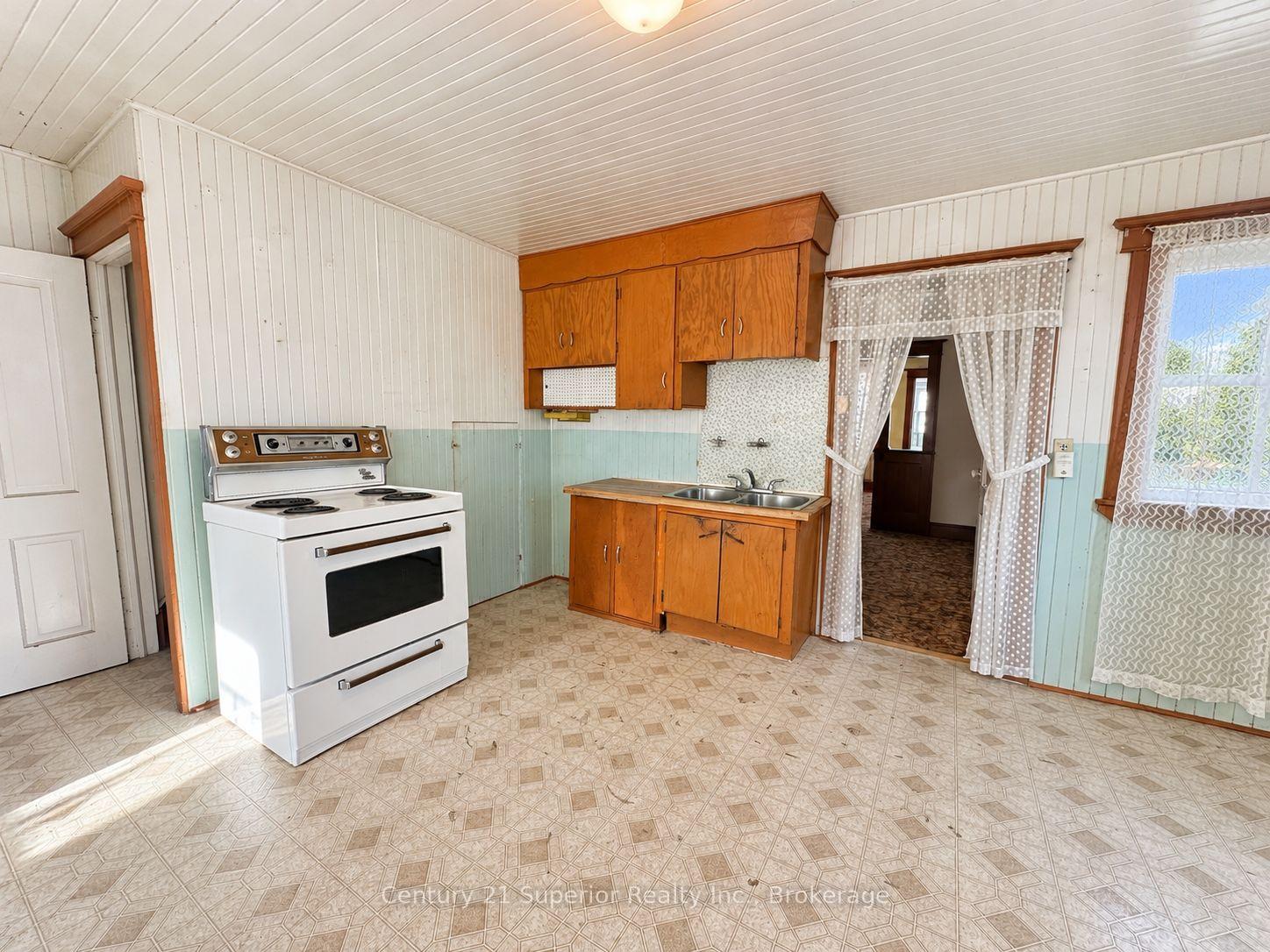 Photo 17 of 531 Mctavish Street, Thunder Bay, East End — HOMEH