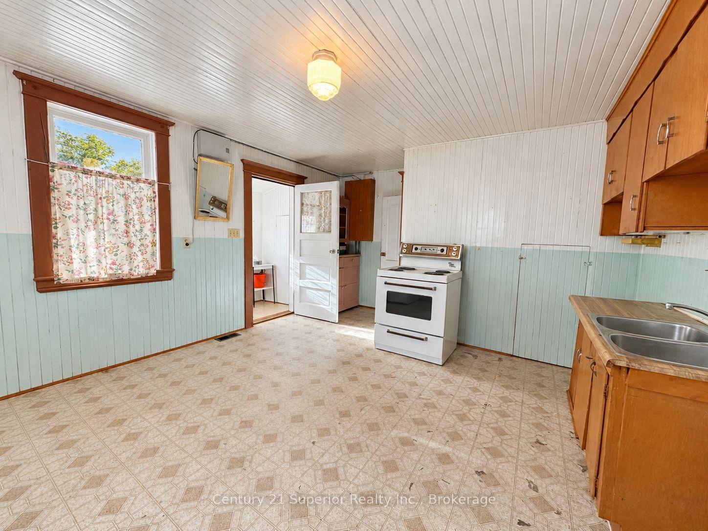 Photo 18 of 531 Mctavish Street, Thunder Bay, East End — HOMEH