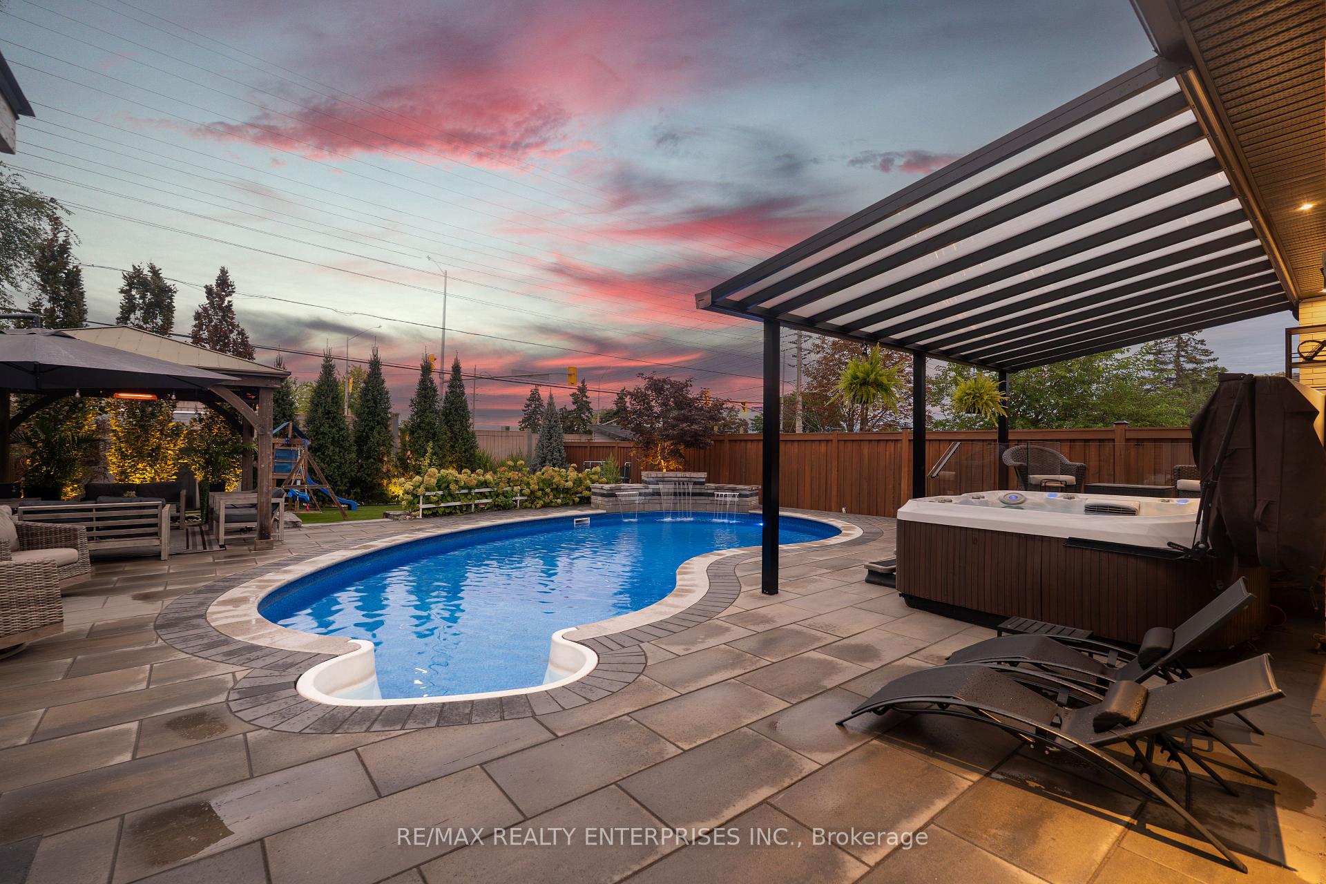 Photo 2 of 2223 Belfast Crescent, Mississauga, Sheridan — HOMEH