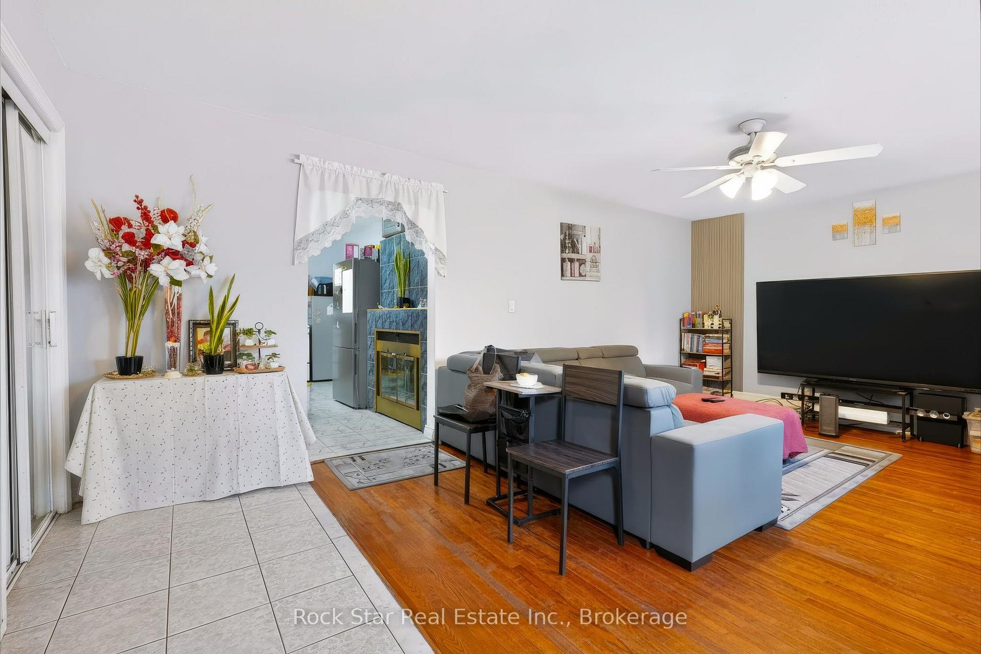 Photo 3 of 1162 Northmount Avenue, Mississauga, Lakeview — HOMEH