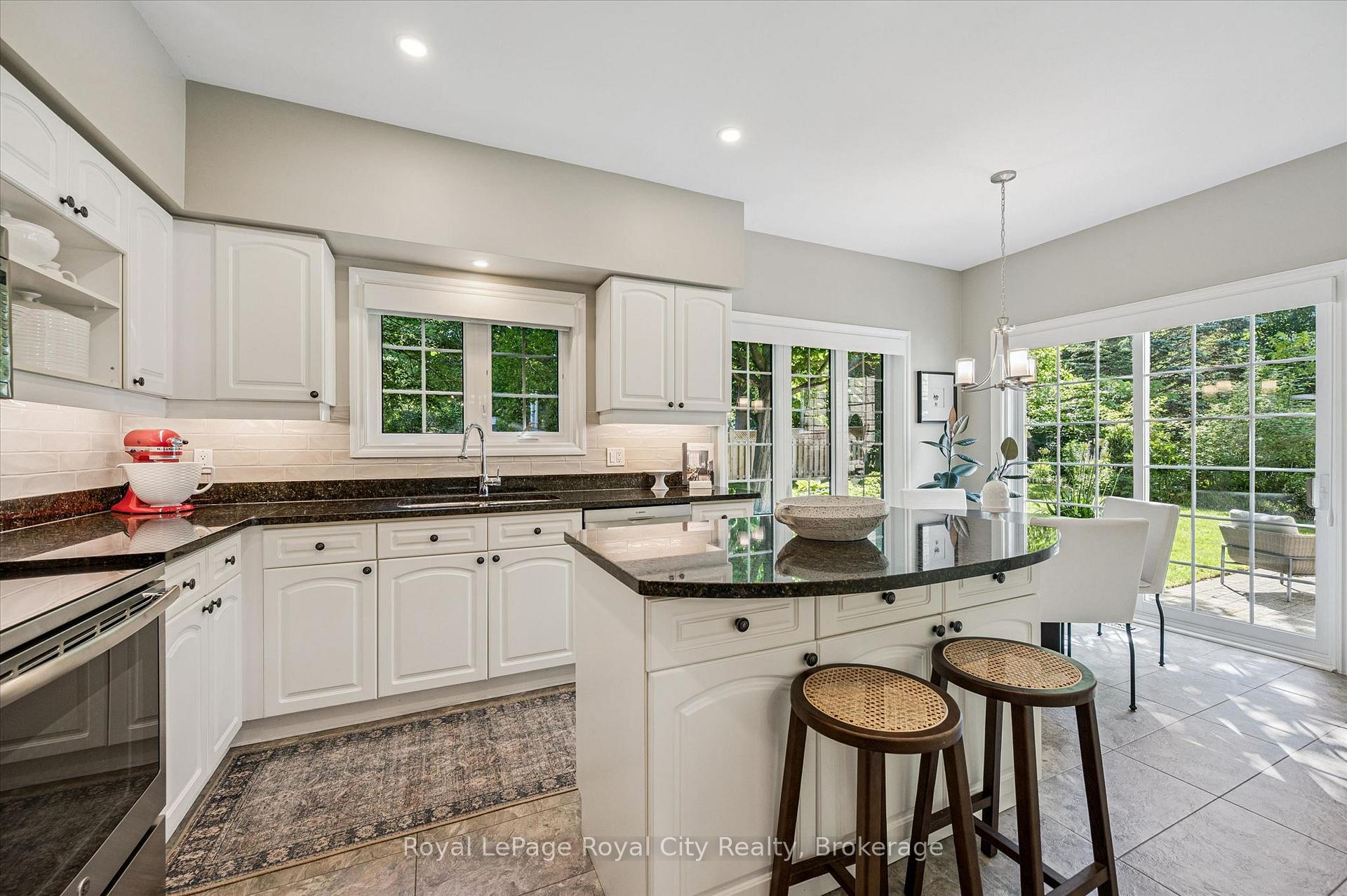Photo 8 of Unit 11, 25 Manor Park Crescent, Guelph, Dovercliffe Park/Old University — HOMEH