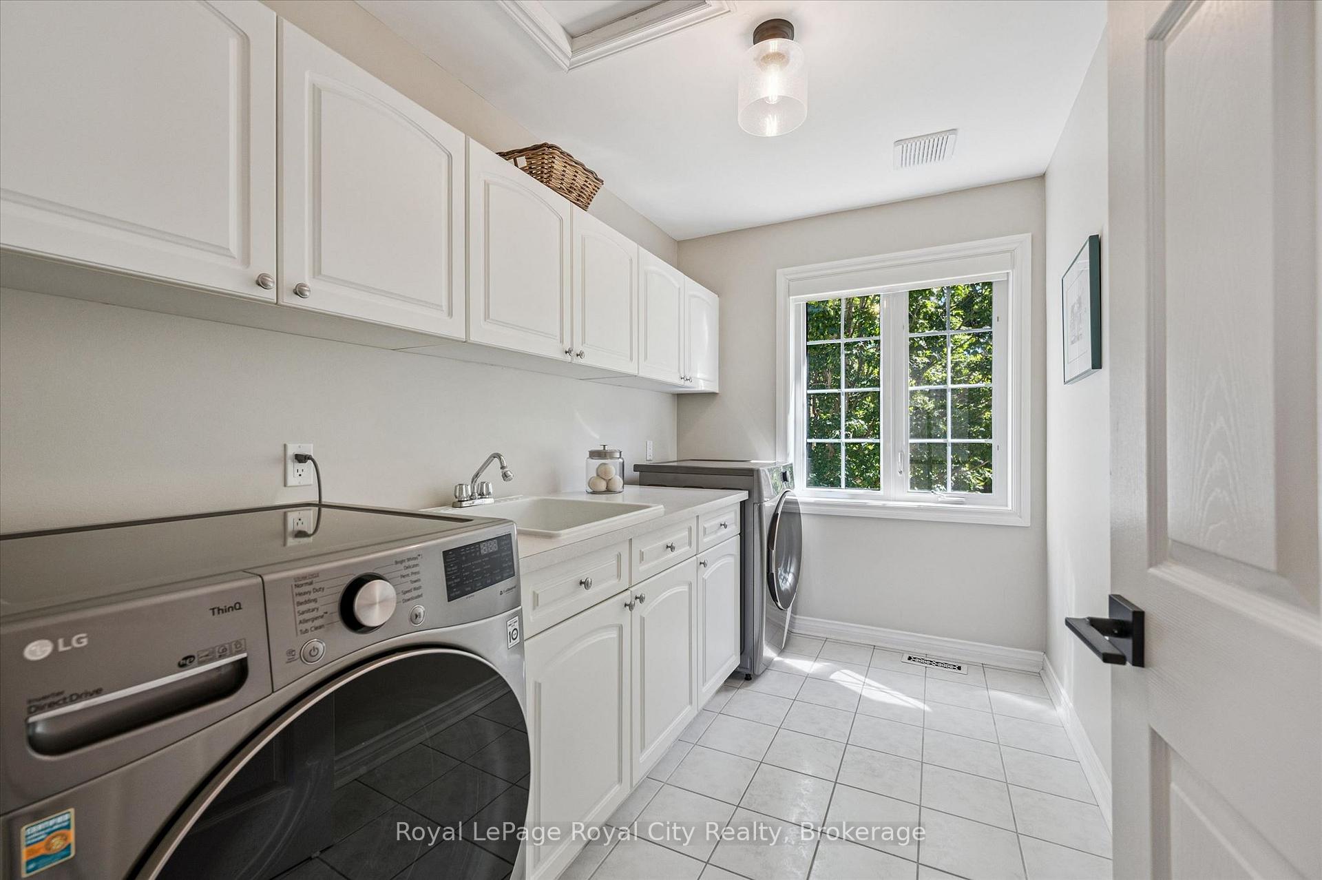 Photo 30 of Unit 11, 25 Manor Park Crescent, Guelph, Dovercliffe Park/Old University — HOMEH