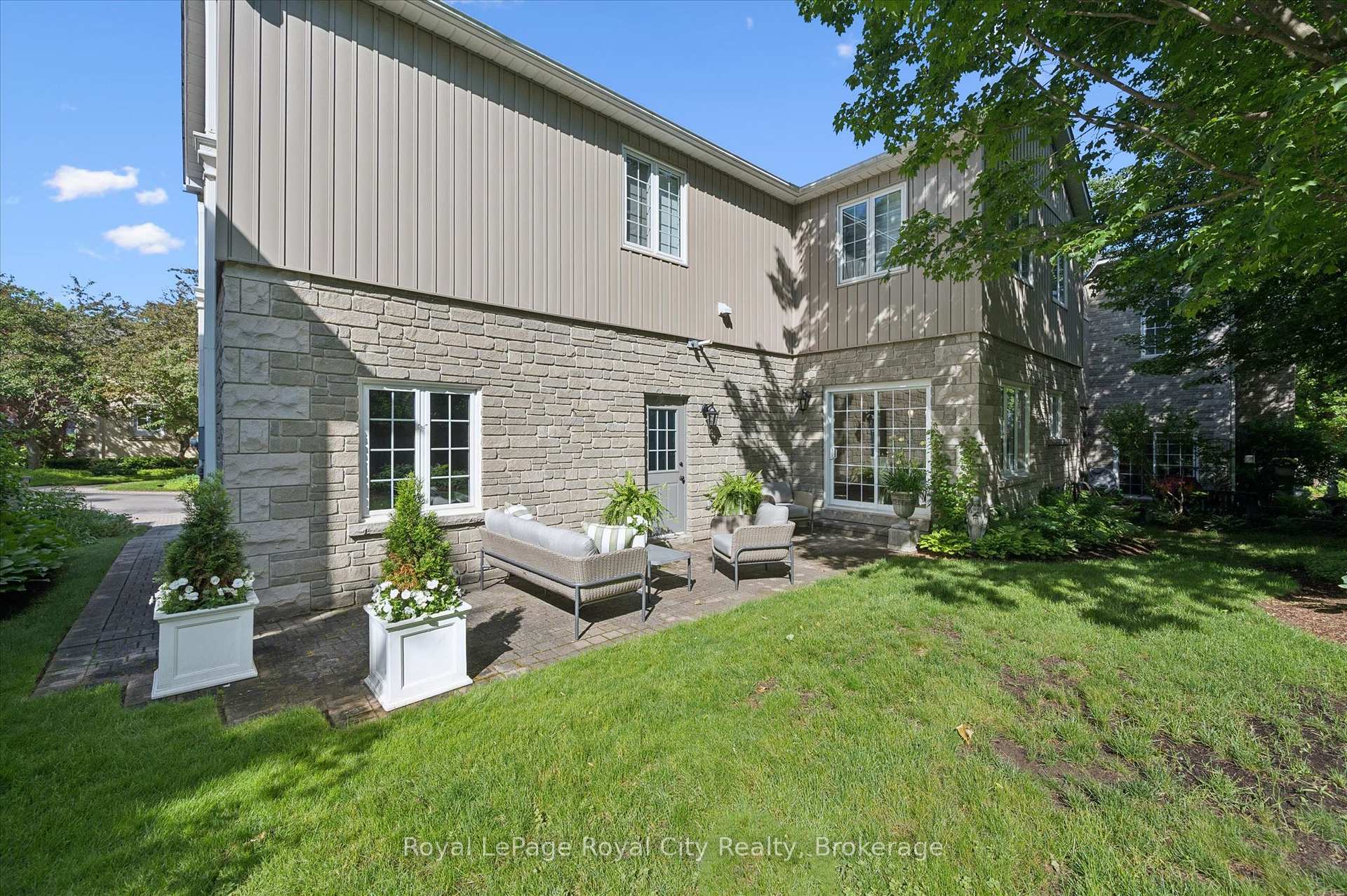 Photo 32 of Unit 11, 25 Manor Park Crescent, Guelph, Dovercliffe Park/Old University — HOMEH