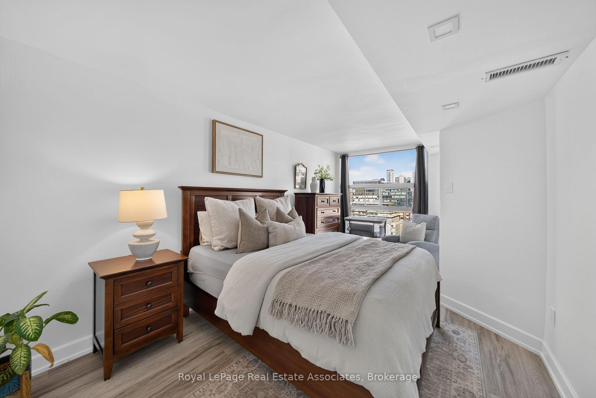Photo 11 of Unit 1603, 705 King Street W, Toronto, Niagara — HOMEH