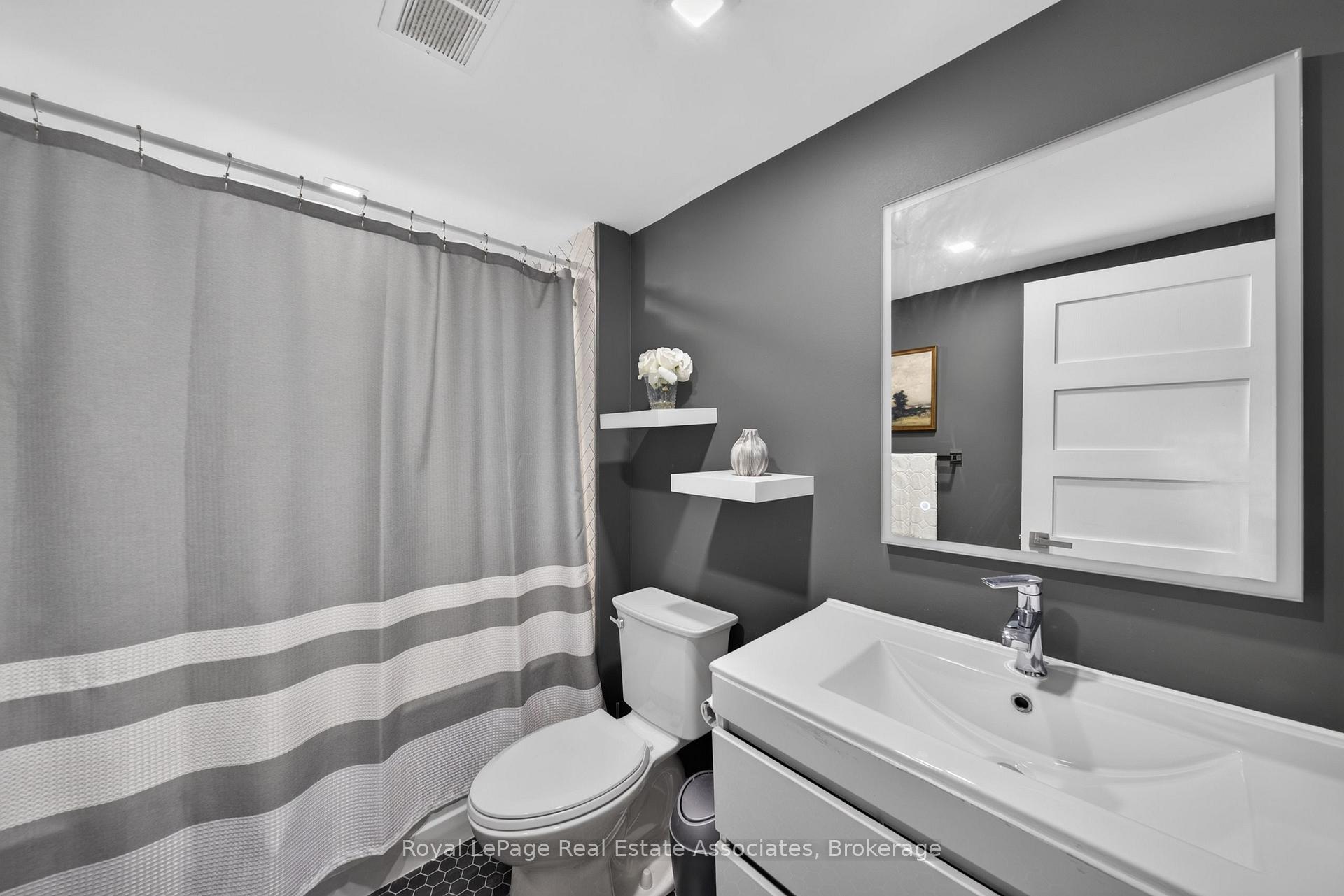 Photo 13 of Unit 1603, 705 King Street W, Toronto, Niagara — HOMEH