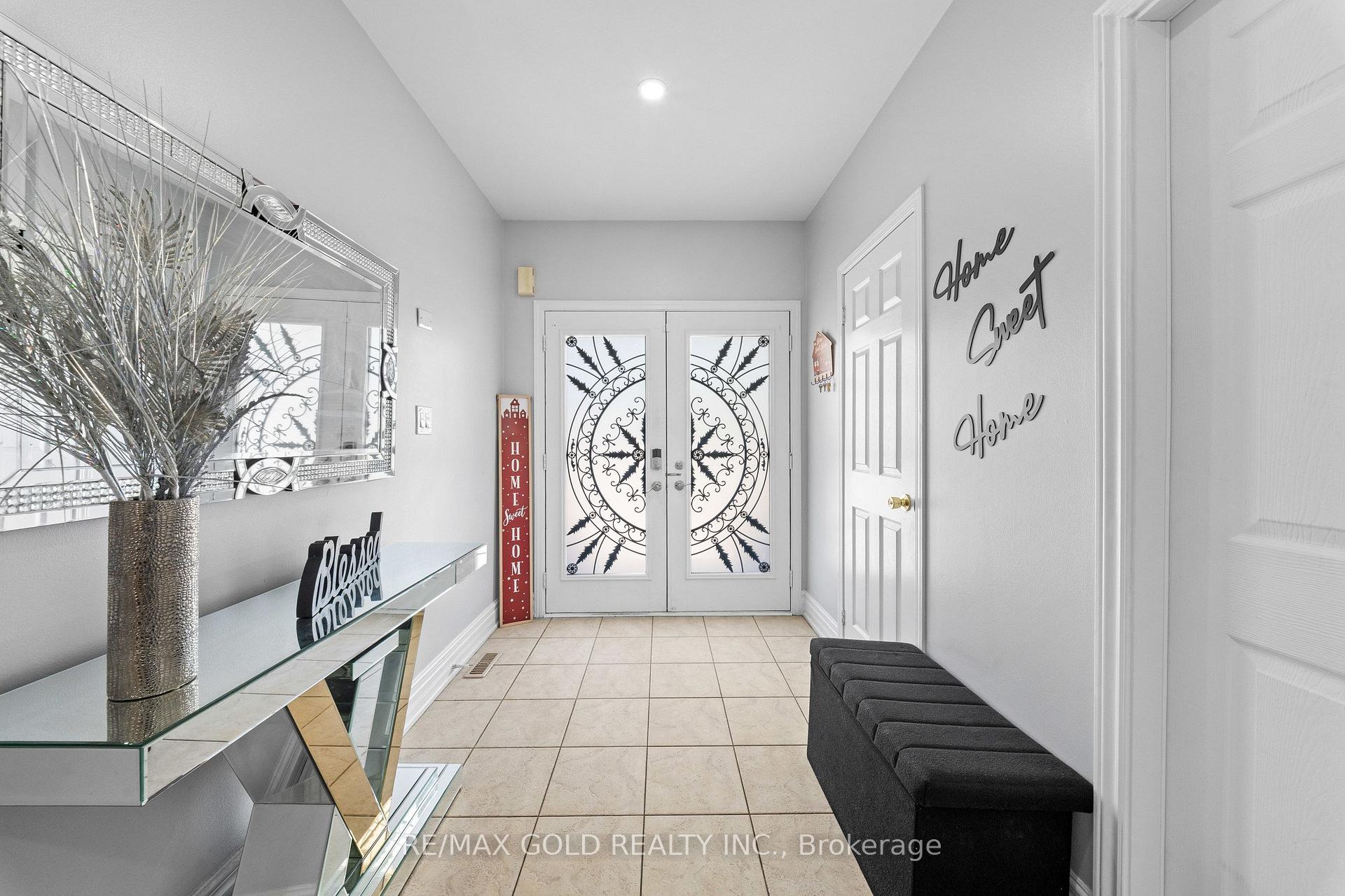 Photo 2 of 8 Bayridge Drive, Brampton, Vales of Castlemore — HOMEH