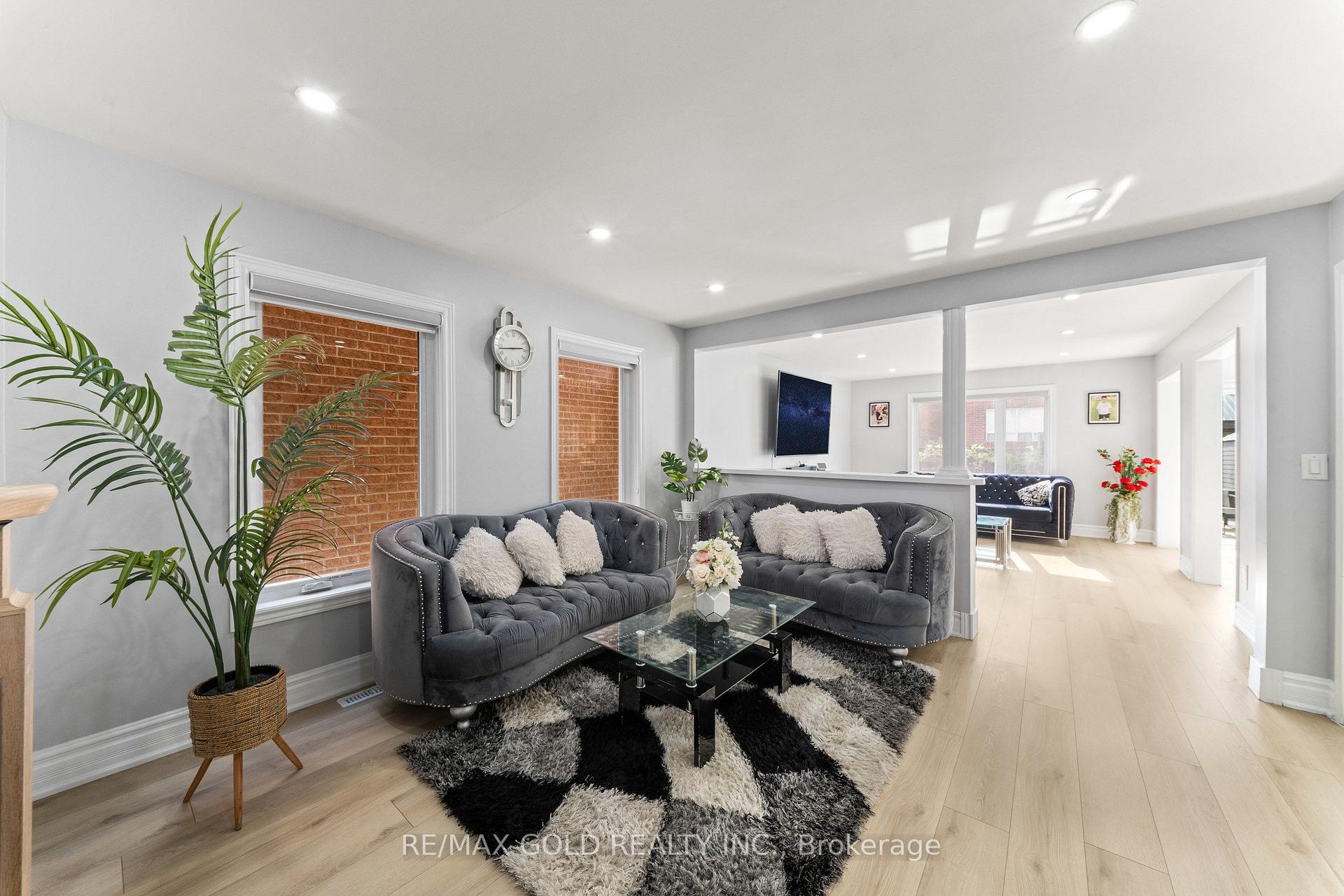 Photo 3 of 8 Bayridge Drive, Brampton, Vales of Castlemore — HOMEH