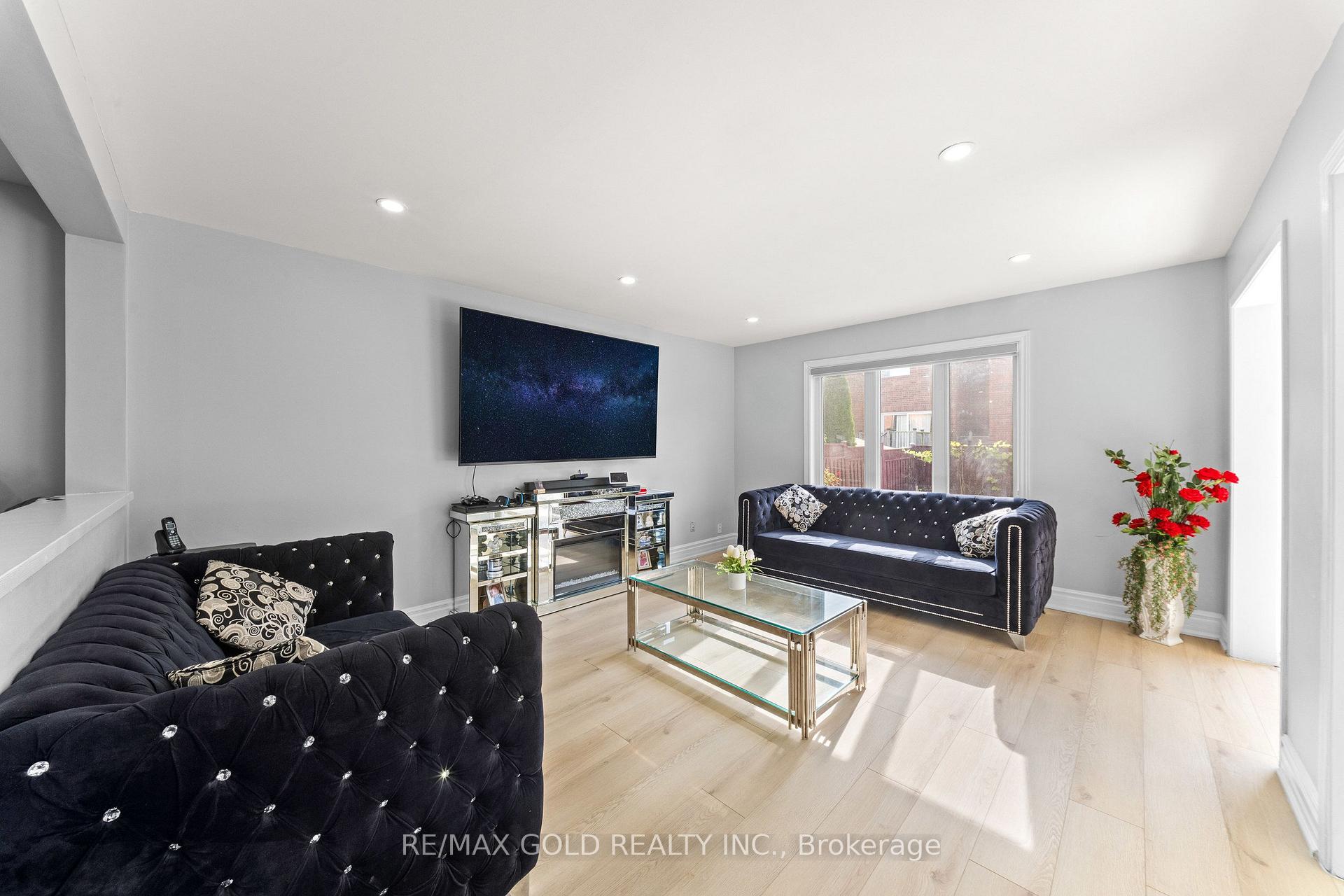 Photo 5 of 8 Bayridge Drive, Brampton, Vales of Castlemore — HOMEH