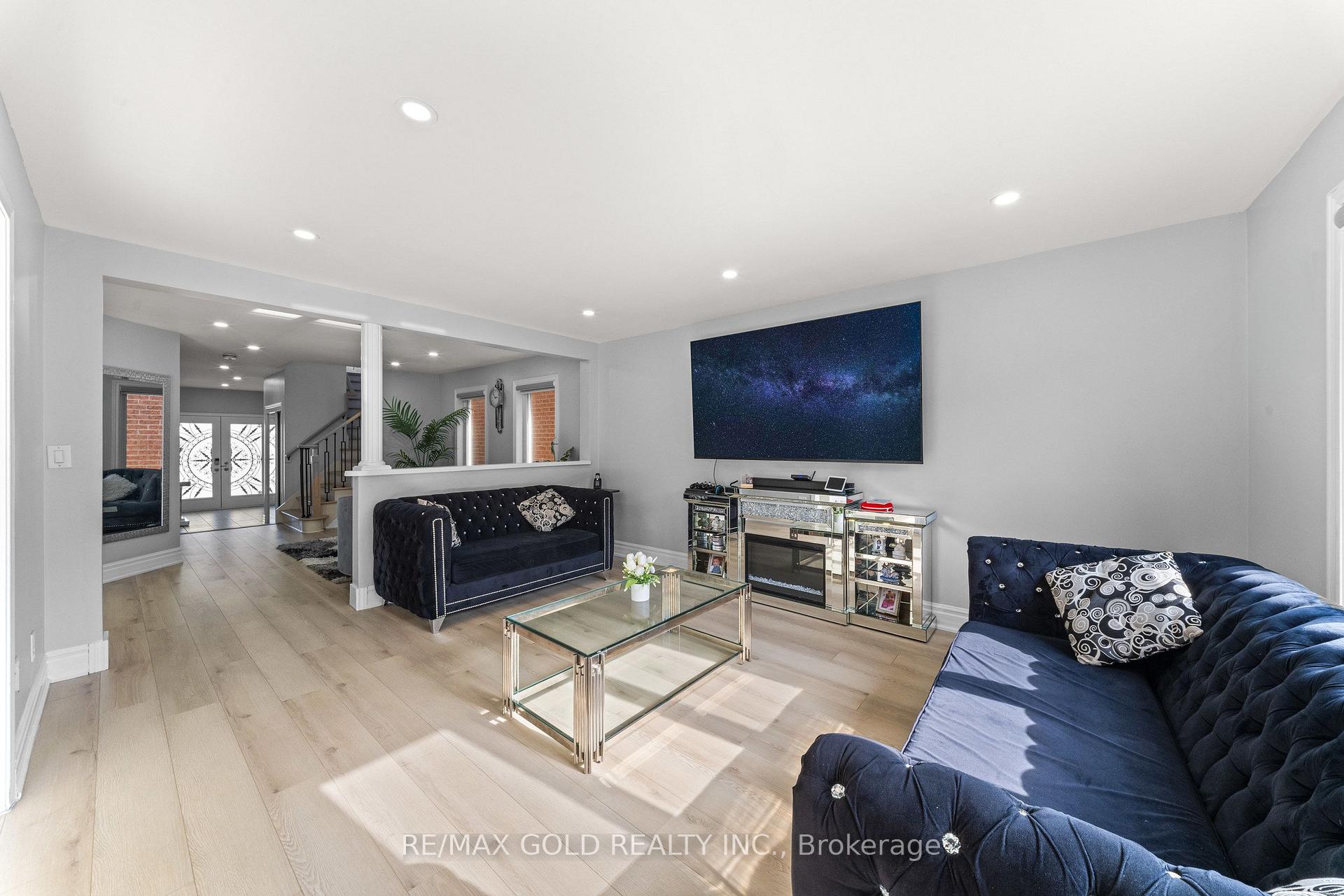 Photo 7 of 8 Bayridge Drive, Brampton, Vales of Castlemore — HOMEH