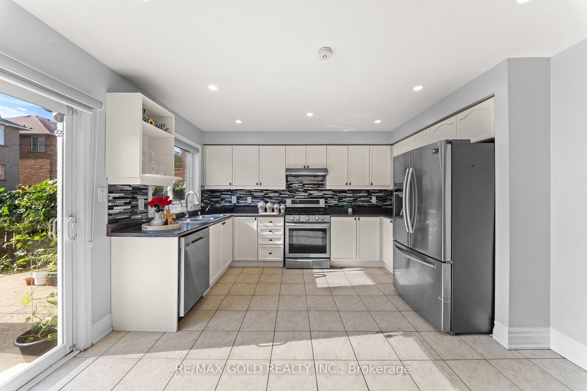 Photo 8 of 8 Bayridge Drive, Brampton, Vales of Castlemore — HOMEH
