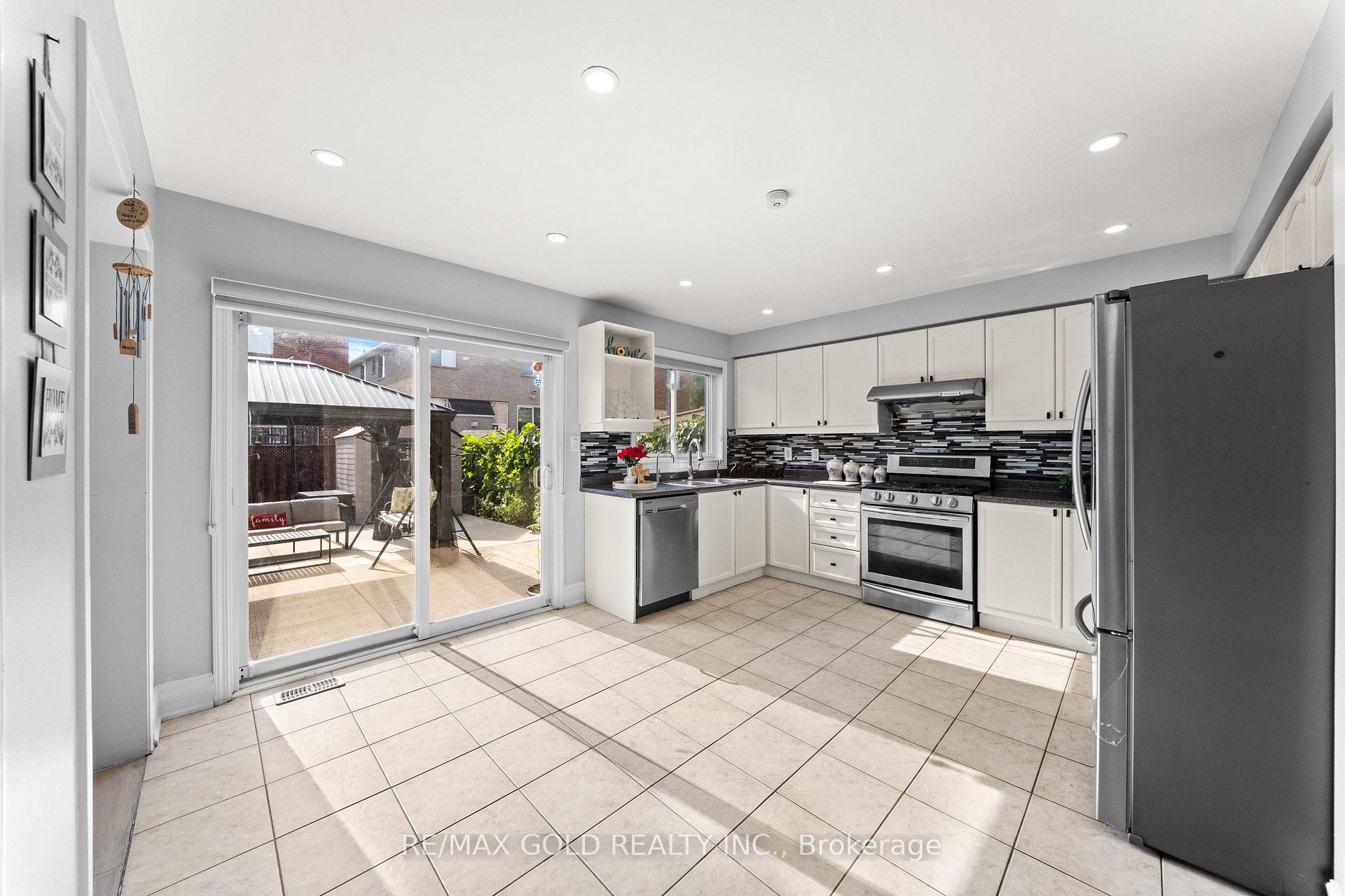Photo 9 of 8 Bayridge Drive, Brampton, Vales of Castlemore — HOMEH