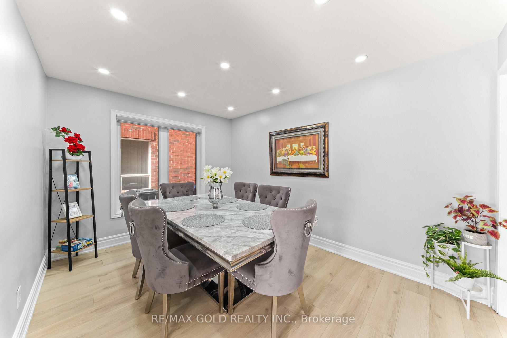 Photo 10 of 8 Bayridge Drive, Brampton, Vales of Castlemore — HOMEH