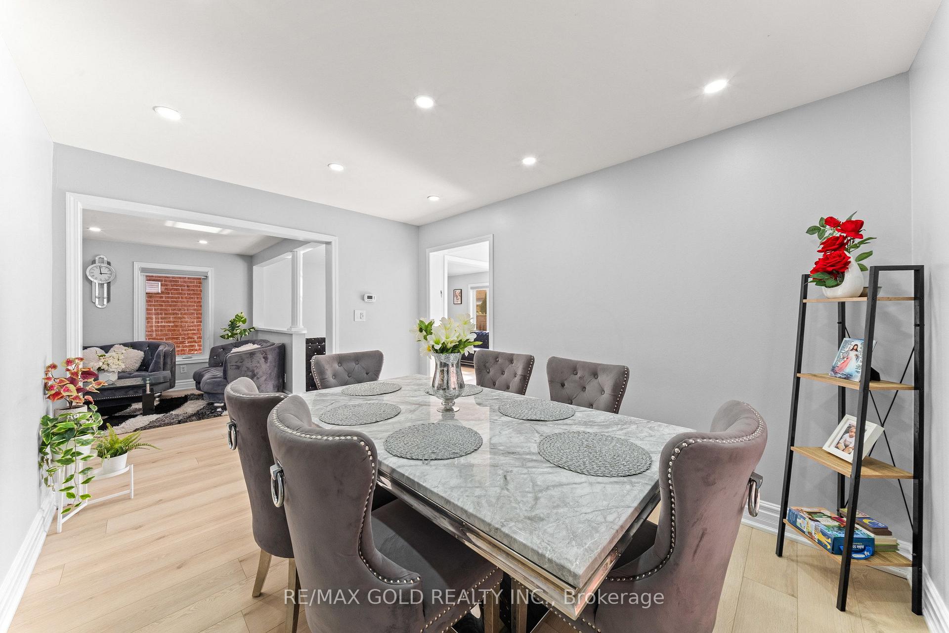 Photo 11 of 8 Bayridge Drive, Brampton, Vales of Castlemore — HOMEH