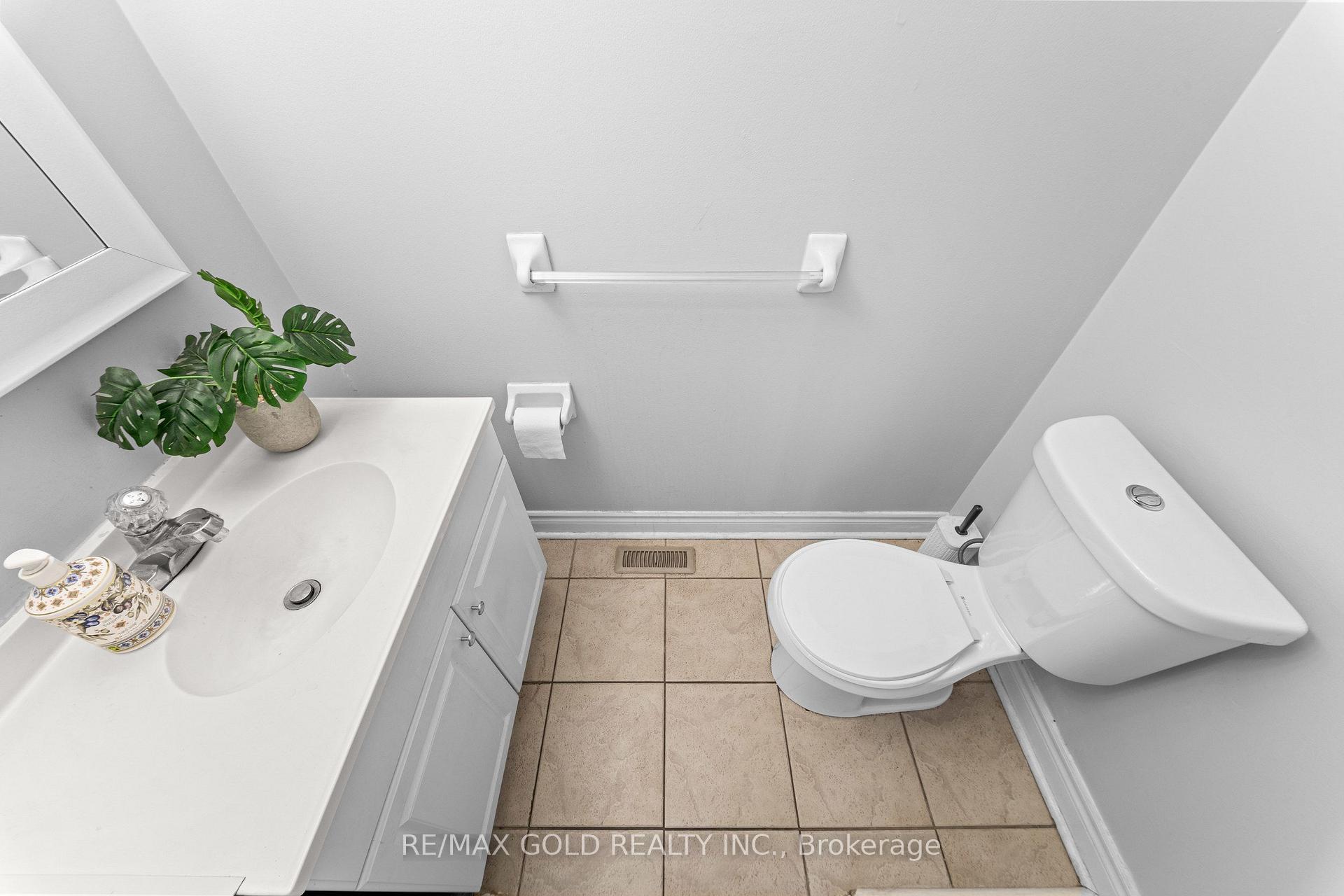 Photo 12 of 8 Bayridge Drive, Brampton, Vales of Castlemore — HOMEH