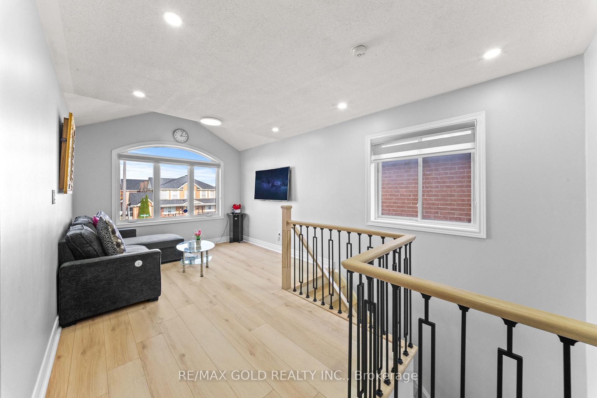 Photo 13 of 8 Bayridge Drive, Brampton, Vales of Castlemore — HOMEH