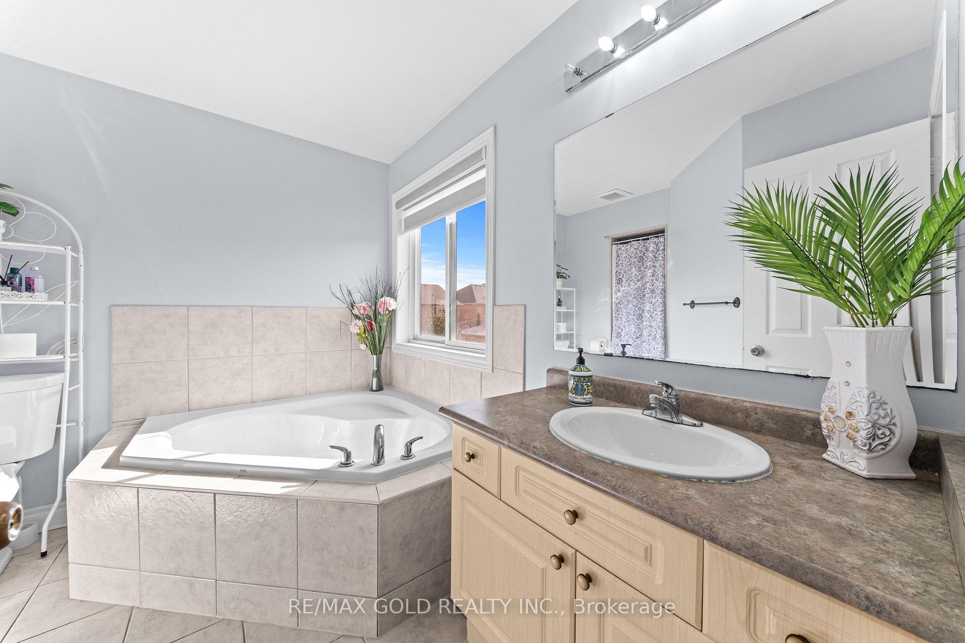 Photo 16 of 8 Bayridge Drive, Brampton, Vales of Castlemore — HOMEH