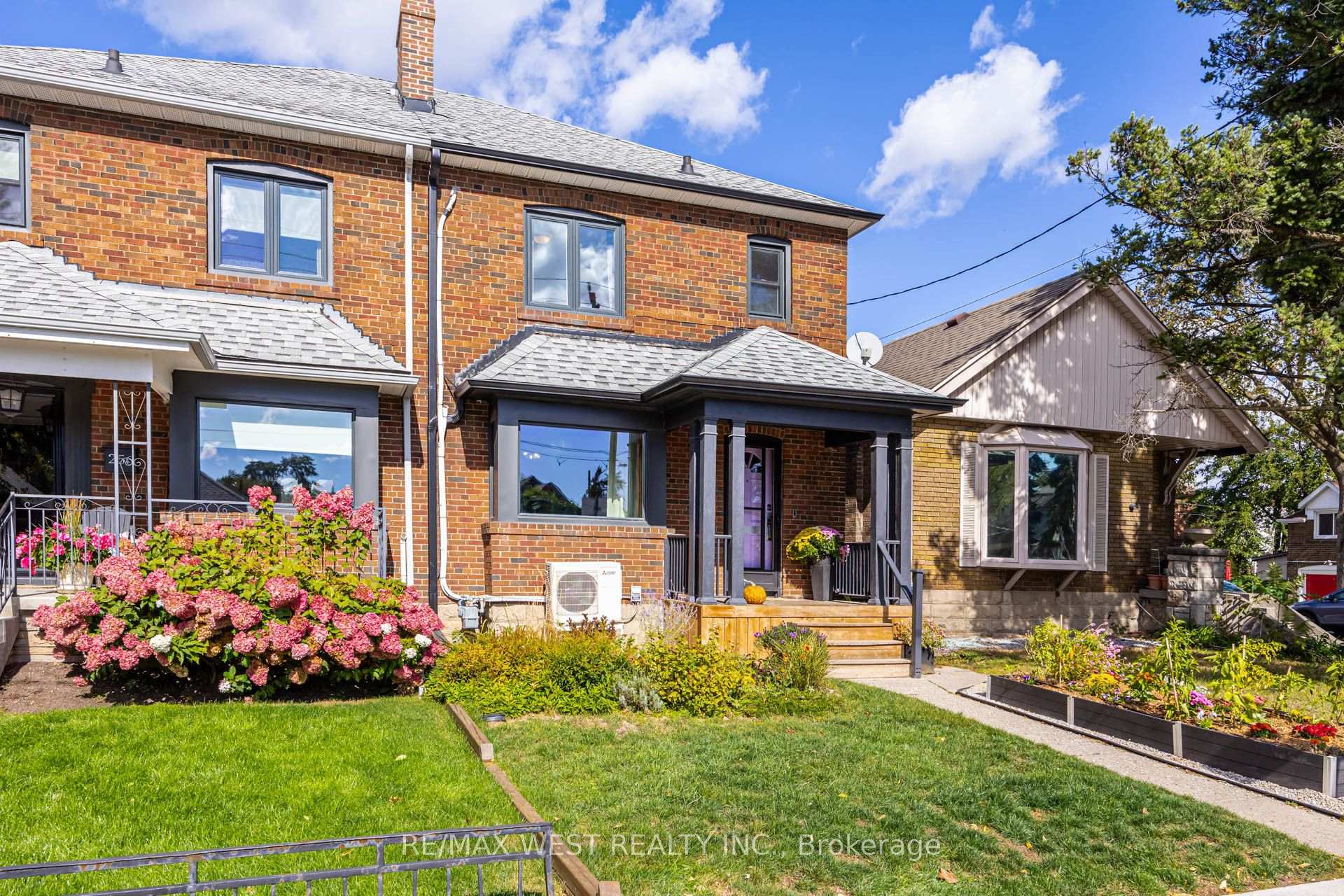 Photo 3 of 258 O'connor Drive, Toronto, East York — HOMEH