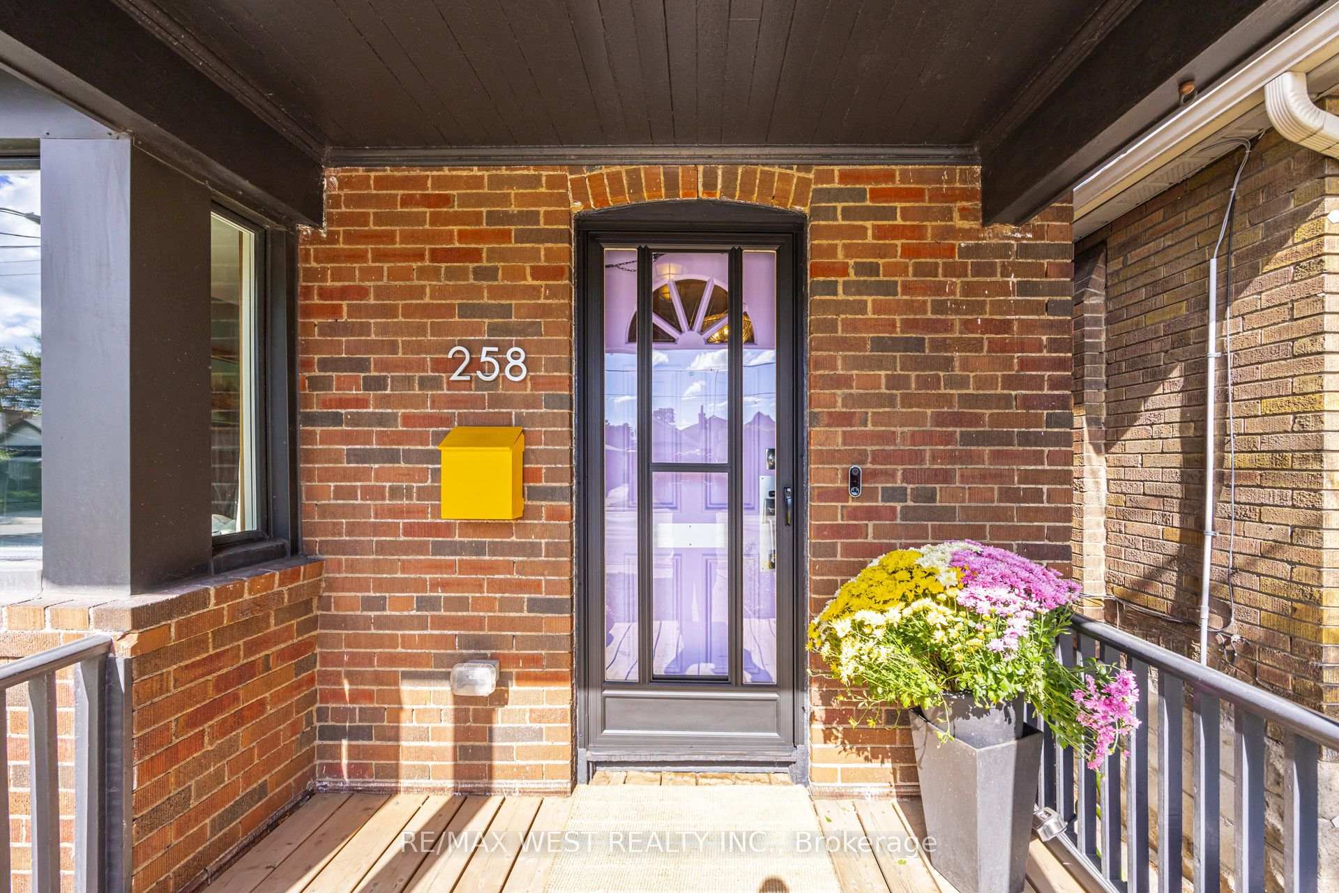 Photo 5 of 258 O'connor Drive, Toronto, East York — HOMEH