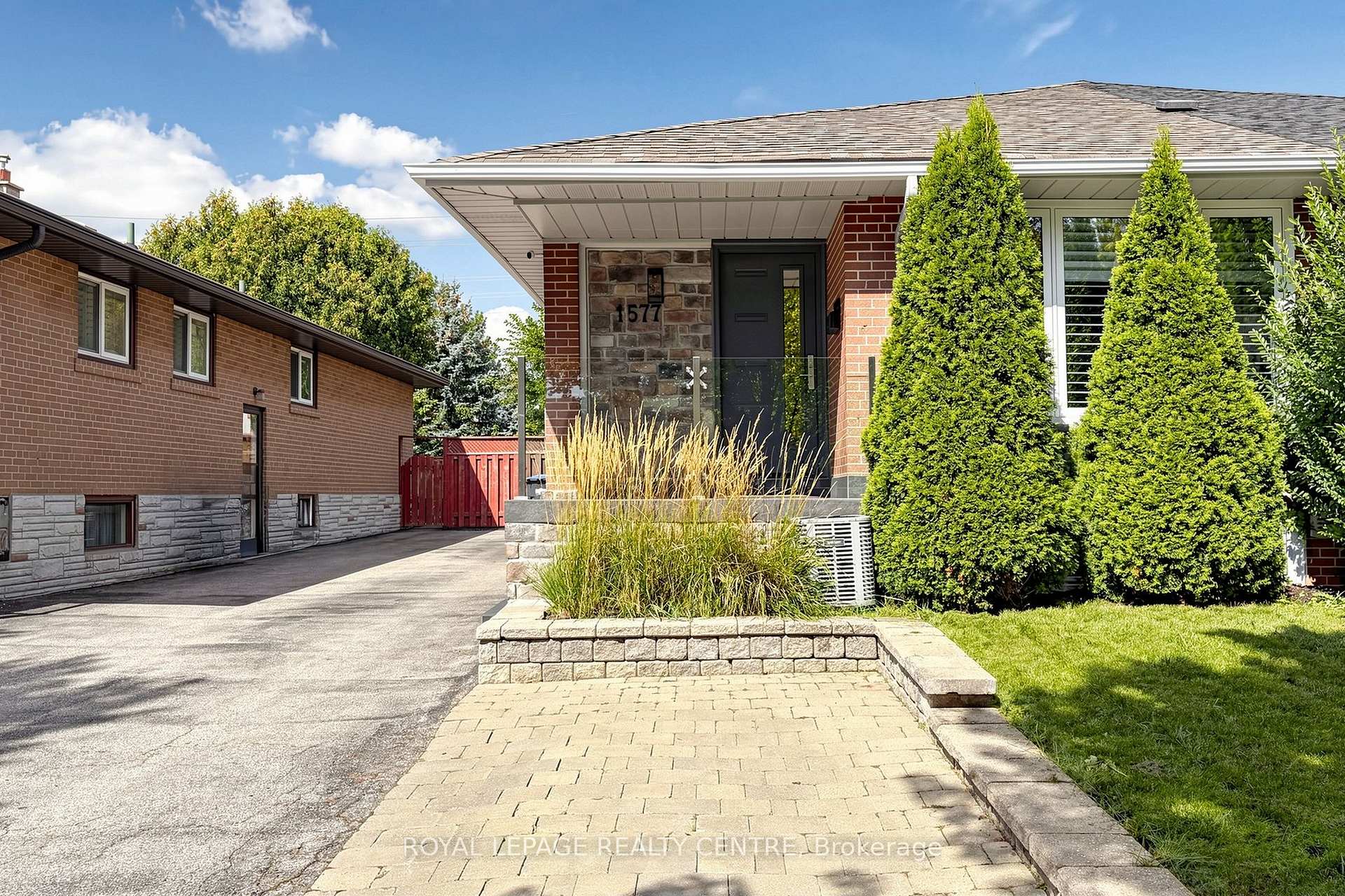 Photo 2 of 1577 Sandgate Crescent, Mississauga, Clarkson — HOMEH