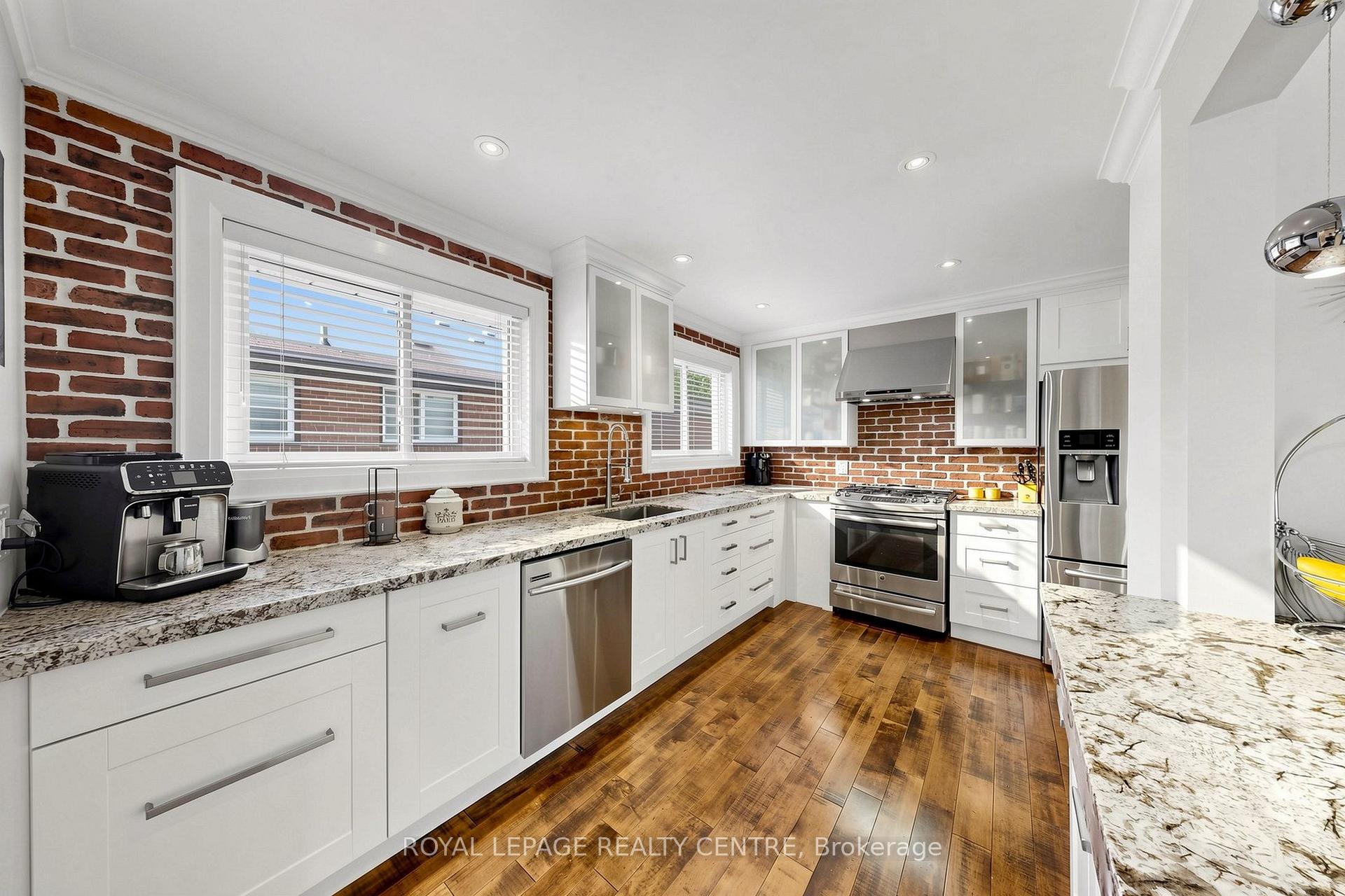 Photo 5 of 1577 Sandgate Crescent, Mississauga, Clarkson — HOMEH