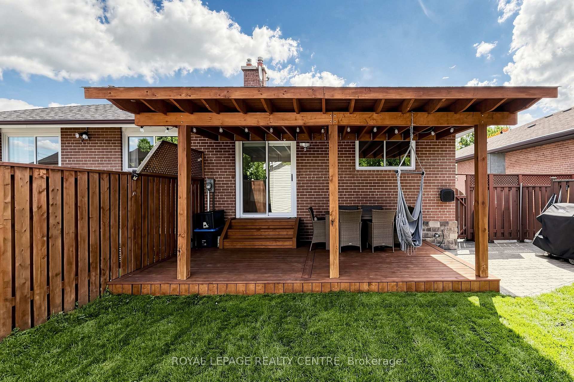 Photo 32 of 1577 Sandgate Crescent, Mississauga, Clarkson — HOMEH