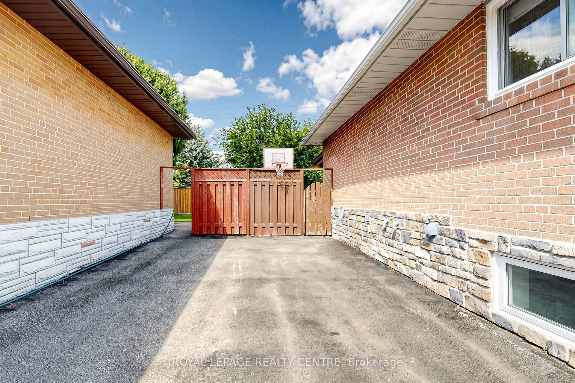 Photo 36 of 1577 Sandgate Crescent, Mississauga, Clarkson — HOMEH