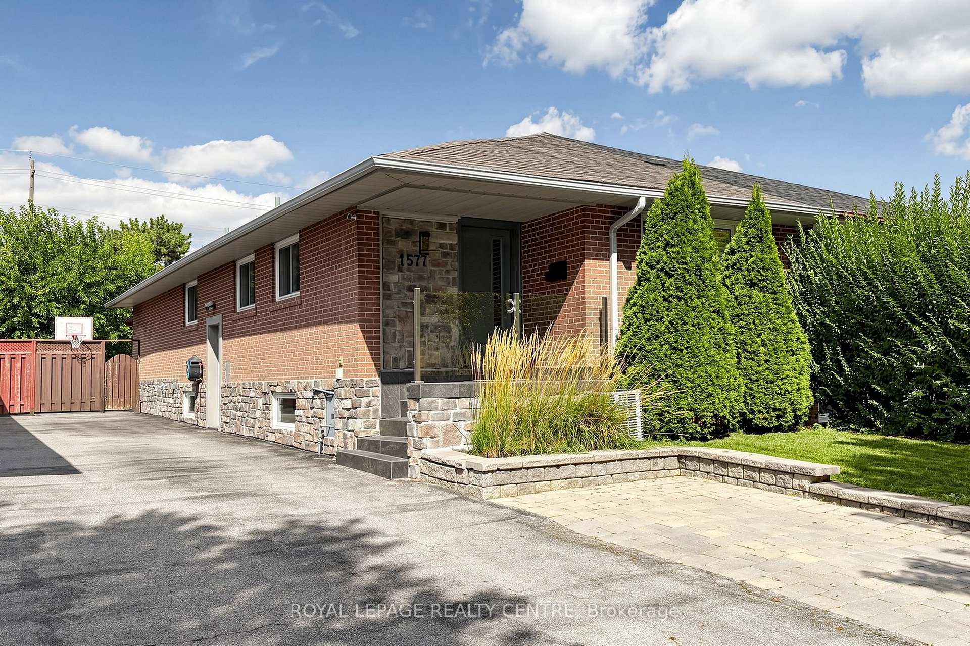 Photo of 1577 Sandgate Crescent