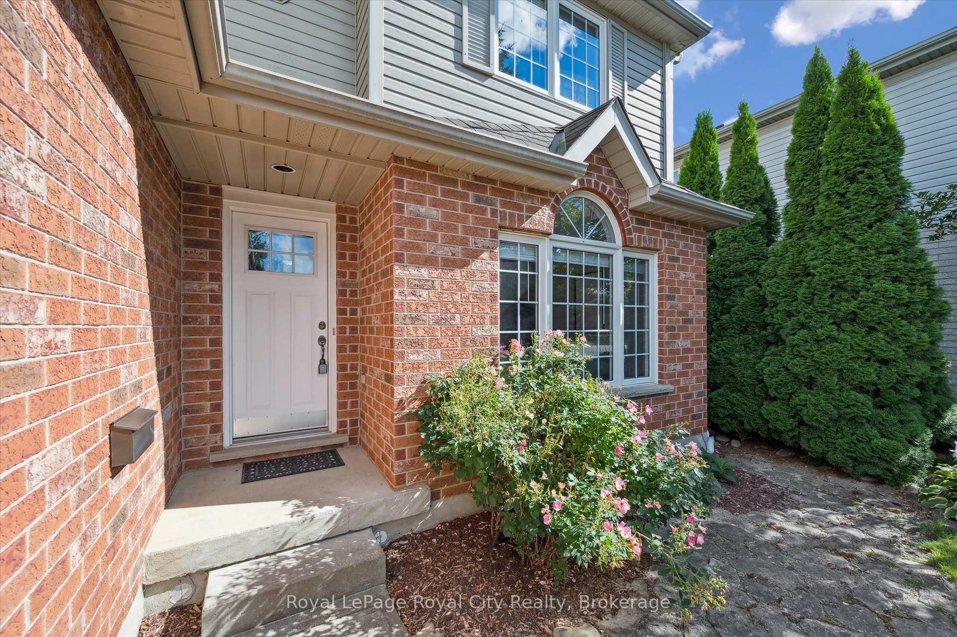 Photo 3 of 27 Oakridge Crescent, Guelph, Pineridge/Westminster Woods — HOMEH