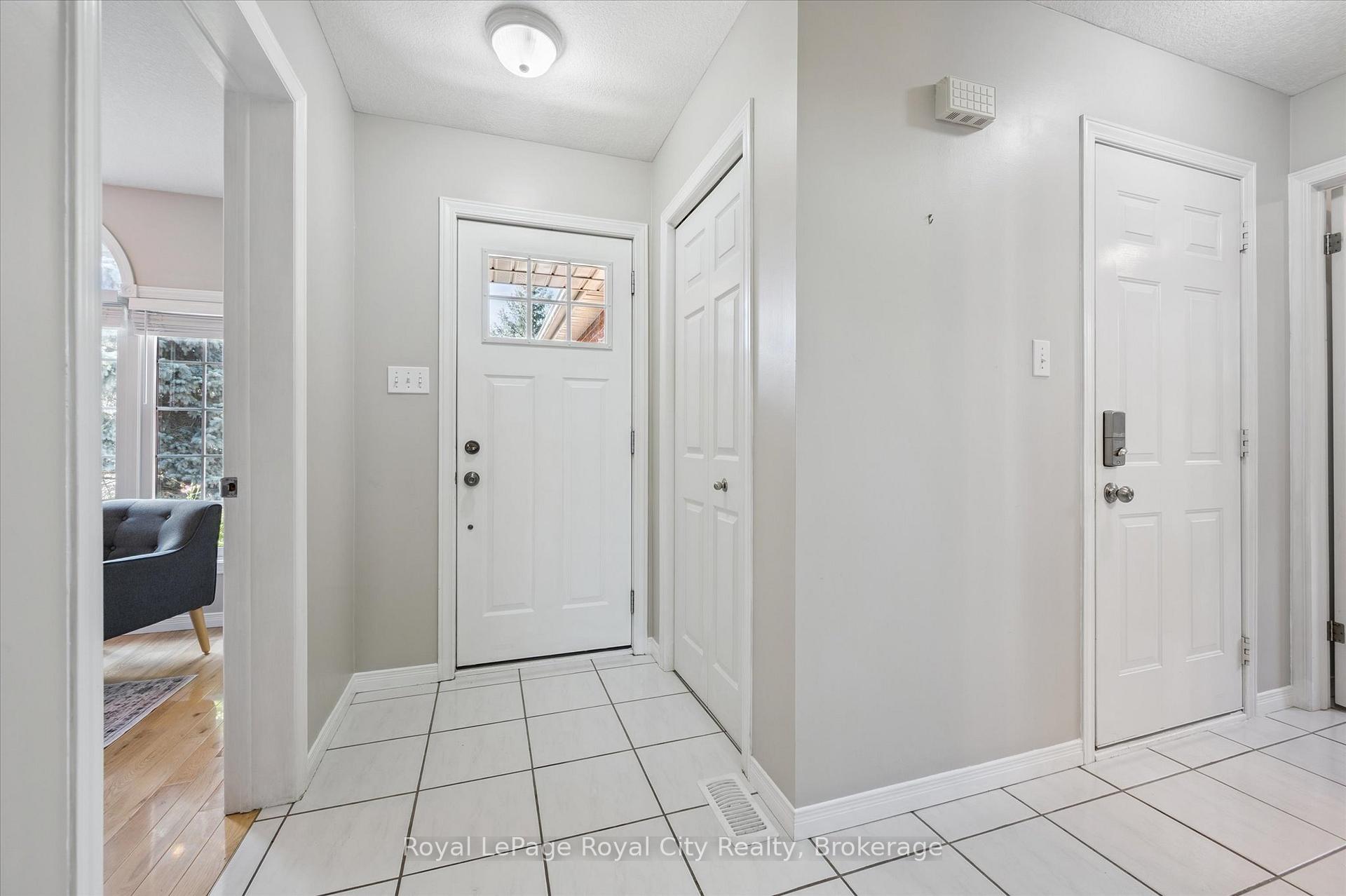 Photo 4 of 27 Oakridge Crescent, Guelph, Pineridge/Westminster Woods — HOMEH