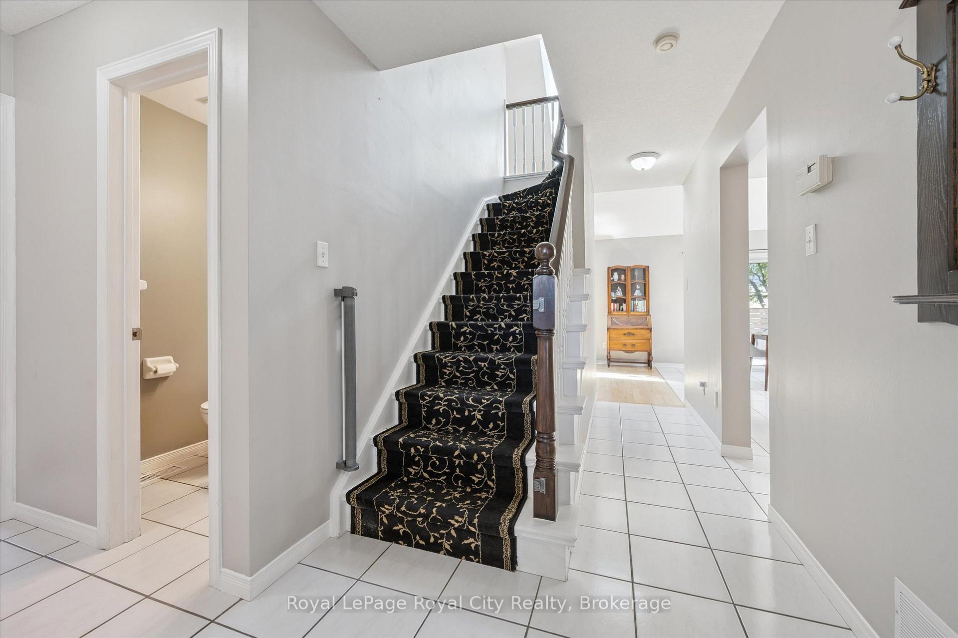 Photo 5 of 27 Oakridge Crescent, Guelph, Pineridge/Westminster Woods — HOMEH