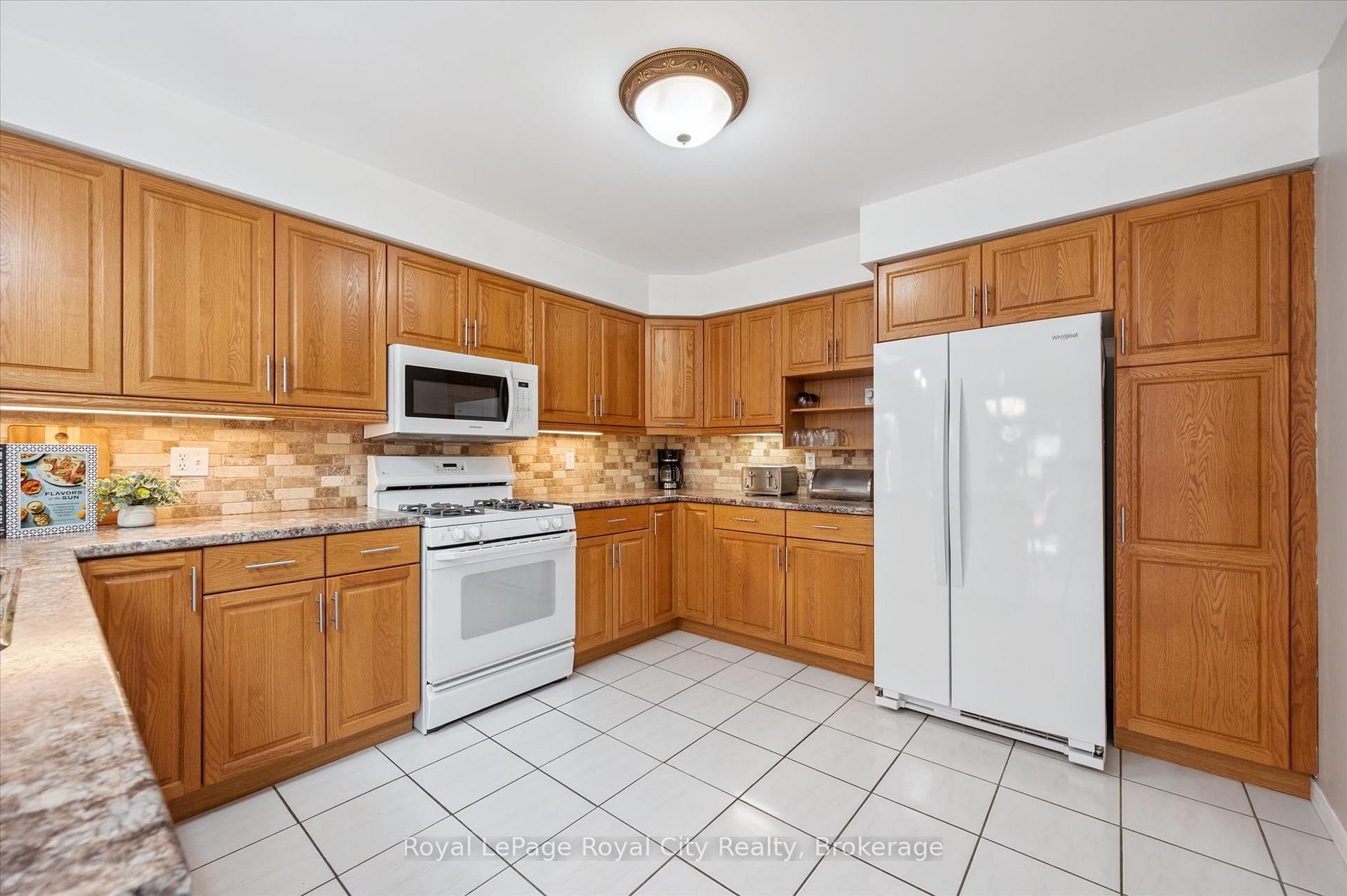 Photo 19 of 27 Oakridge Crescent, Guelph, Pineridge/Westminster Woods — HOMEH