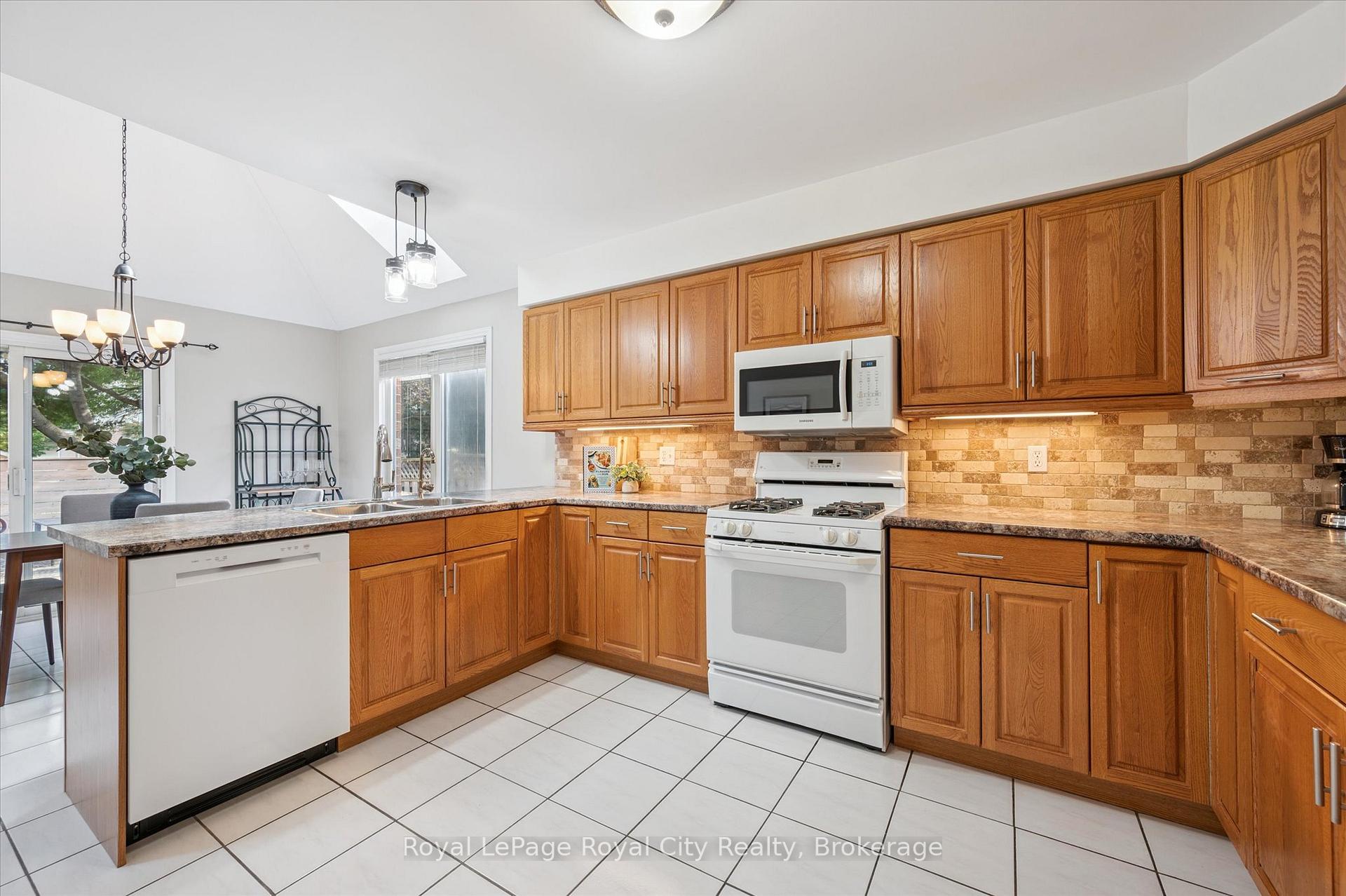 Photo 20 of 27 Oakridge Crescent, Guelph, Pineridge/Westminster Woods — HOMEH