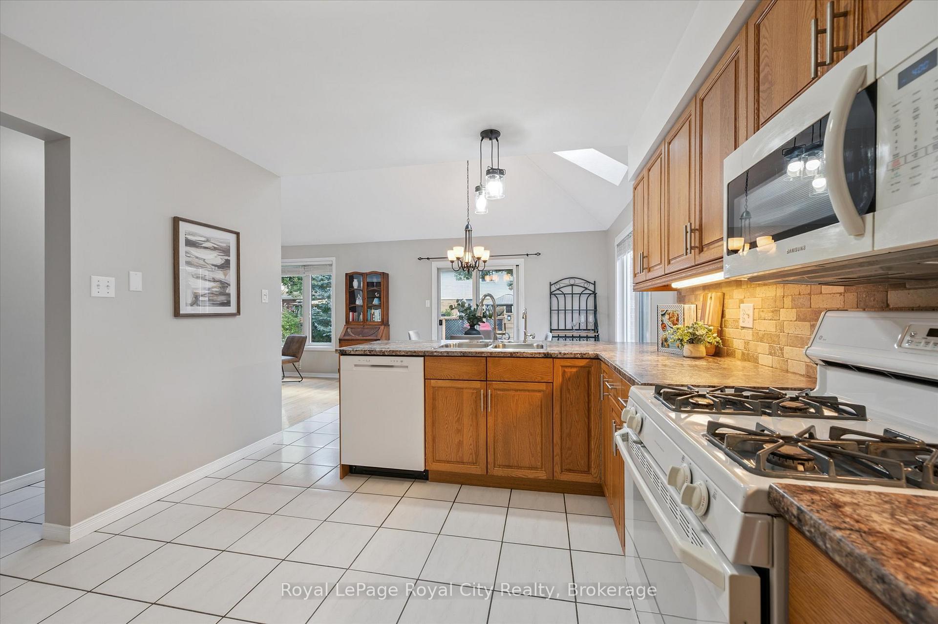 Photo 21 of 27 Oakridge Crescent, Guelph, Pineridge/Westminster Woods — HOMEH