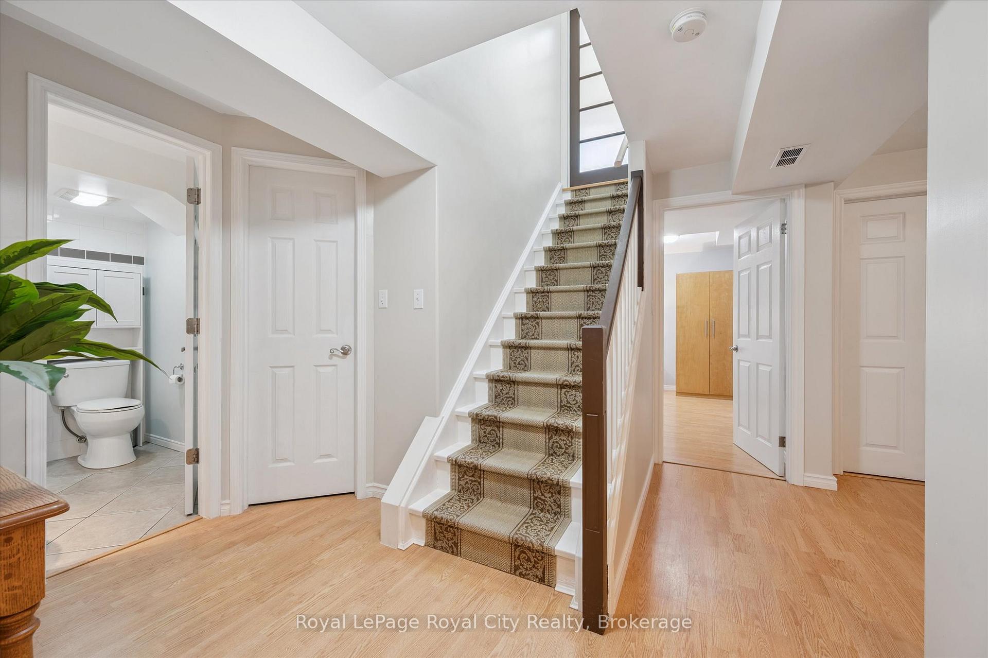 Photo 34 of 27 Oakridge Crescent, Guelph, Pineridge/Westminster Woods — HOMEH