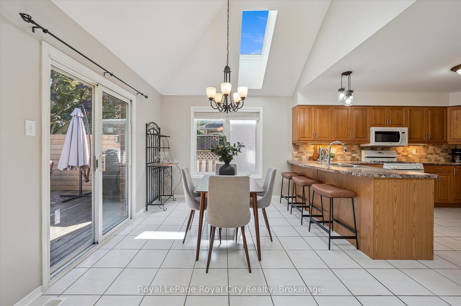 Photo 16 of 27 Oakridge Crescent, Guelph, Pineridge/Westminster Woods — HOMEH