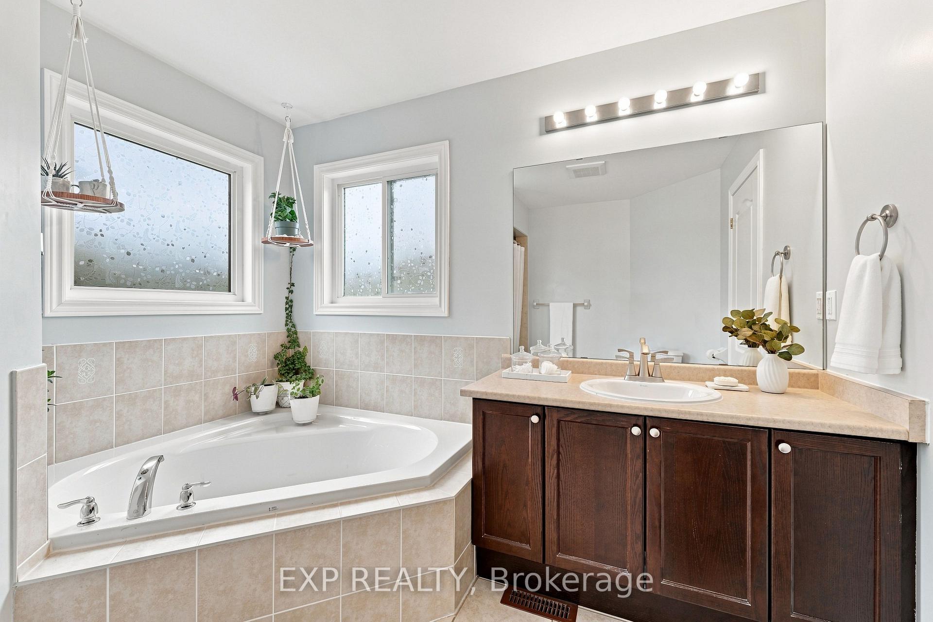 Photo 20 of 70 Thornlodge Drive, Georgina, Keswick South — HOMEH