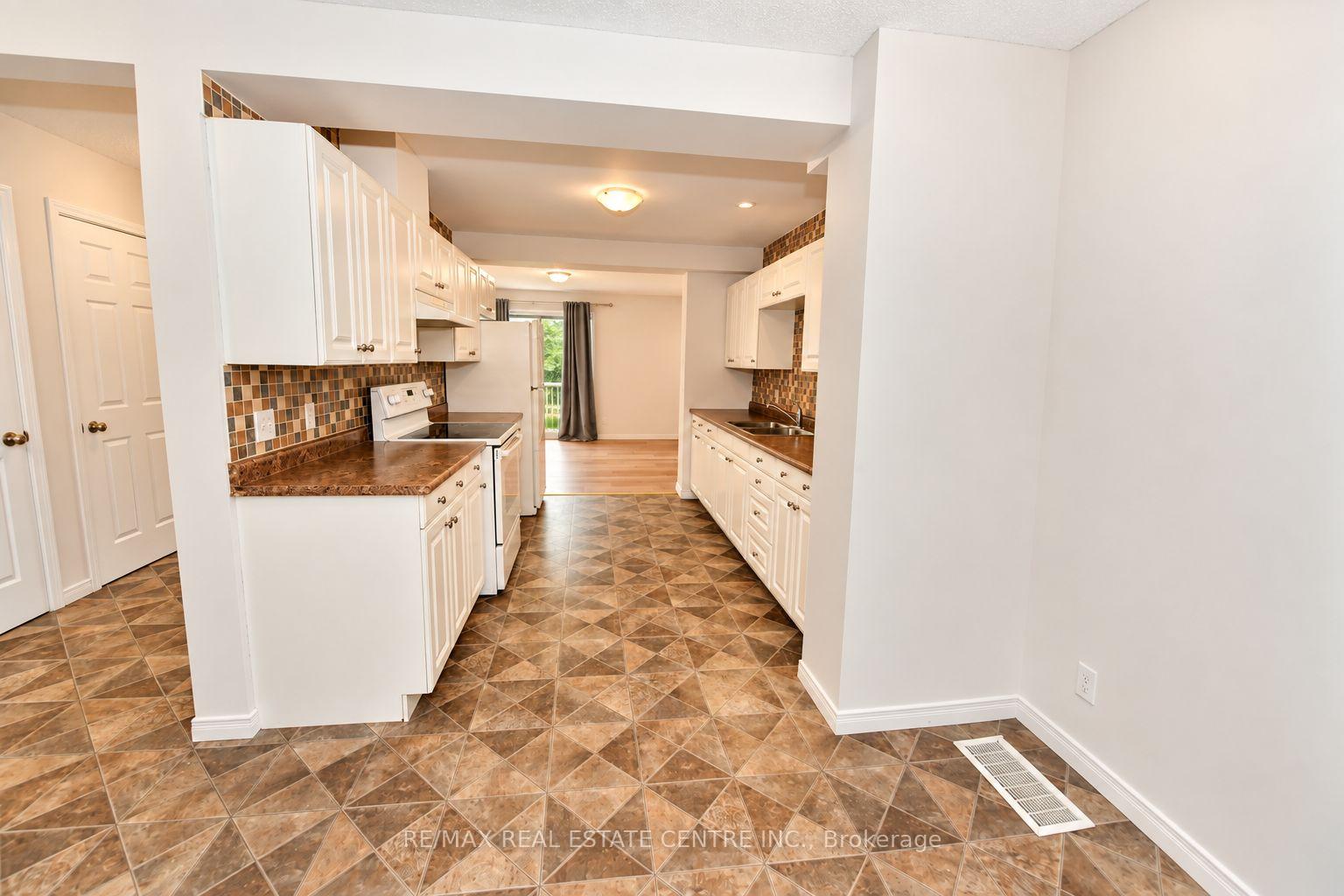 Photo 3 of Unit 8, 23 Howe Drive, Kitchener, Laurentian Hills — HOMEH