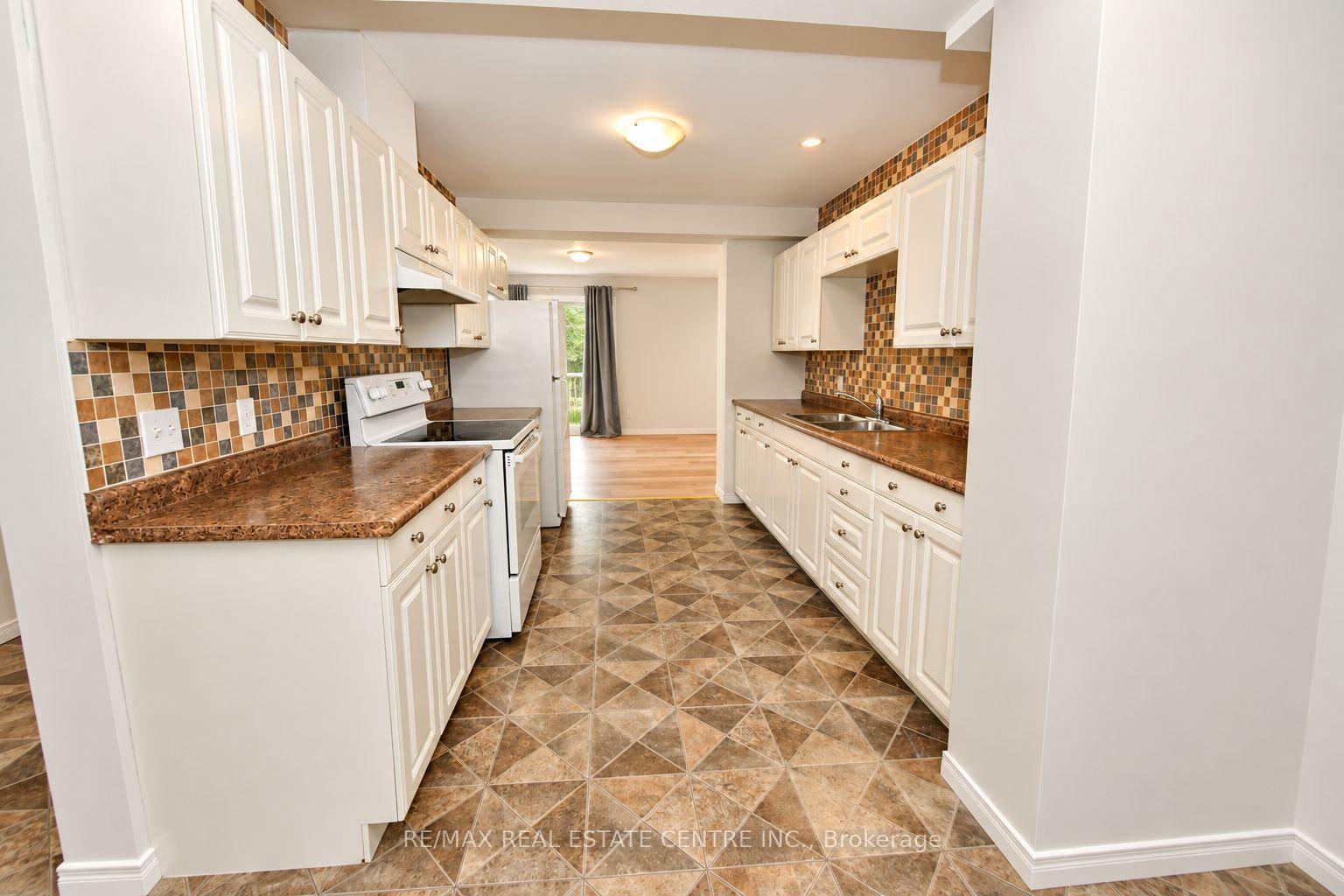 Photo 4 of Unit 8, 23 Howe Drive, Kitchener, Laurentian Hills — HOMEH