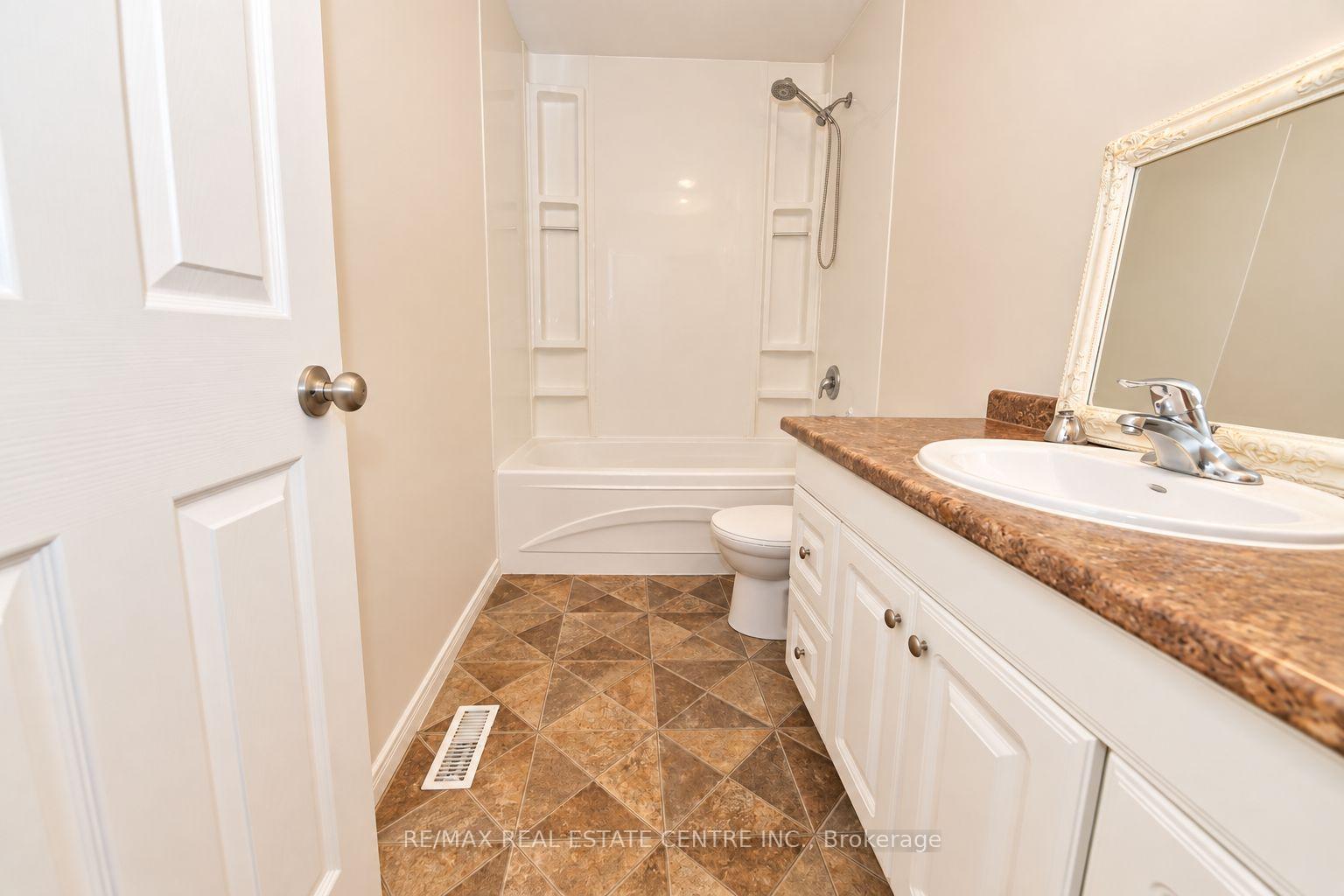 Photo 8 of Unit 8, 23 Howe Drive, Kitchener, Laurentian Hills — HOMEH