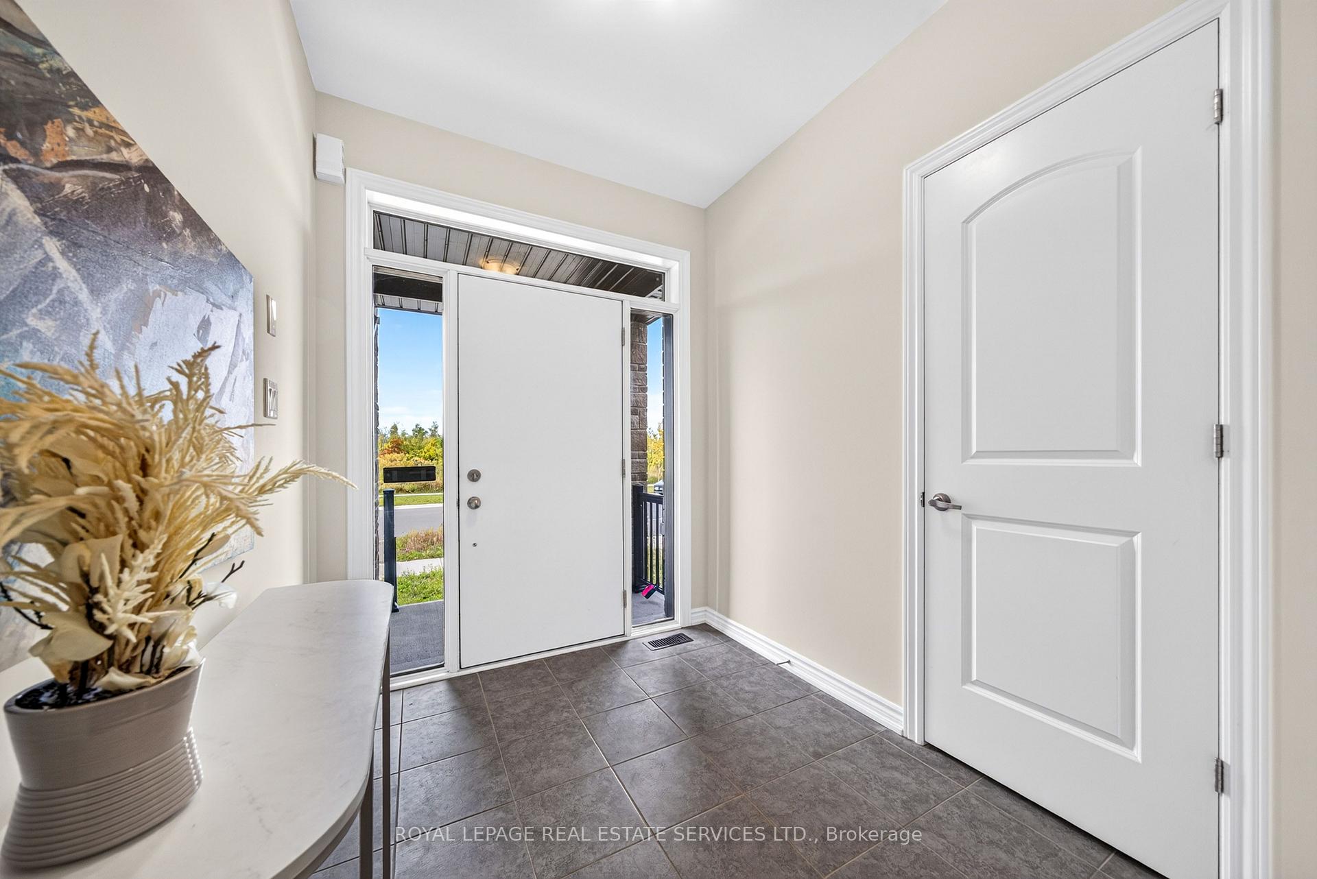 Photo 10 of 25 Garrett Styles Drive, Georgina, Keswick South — HOMEH