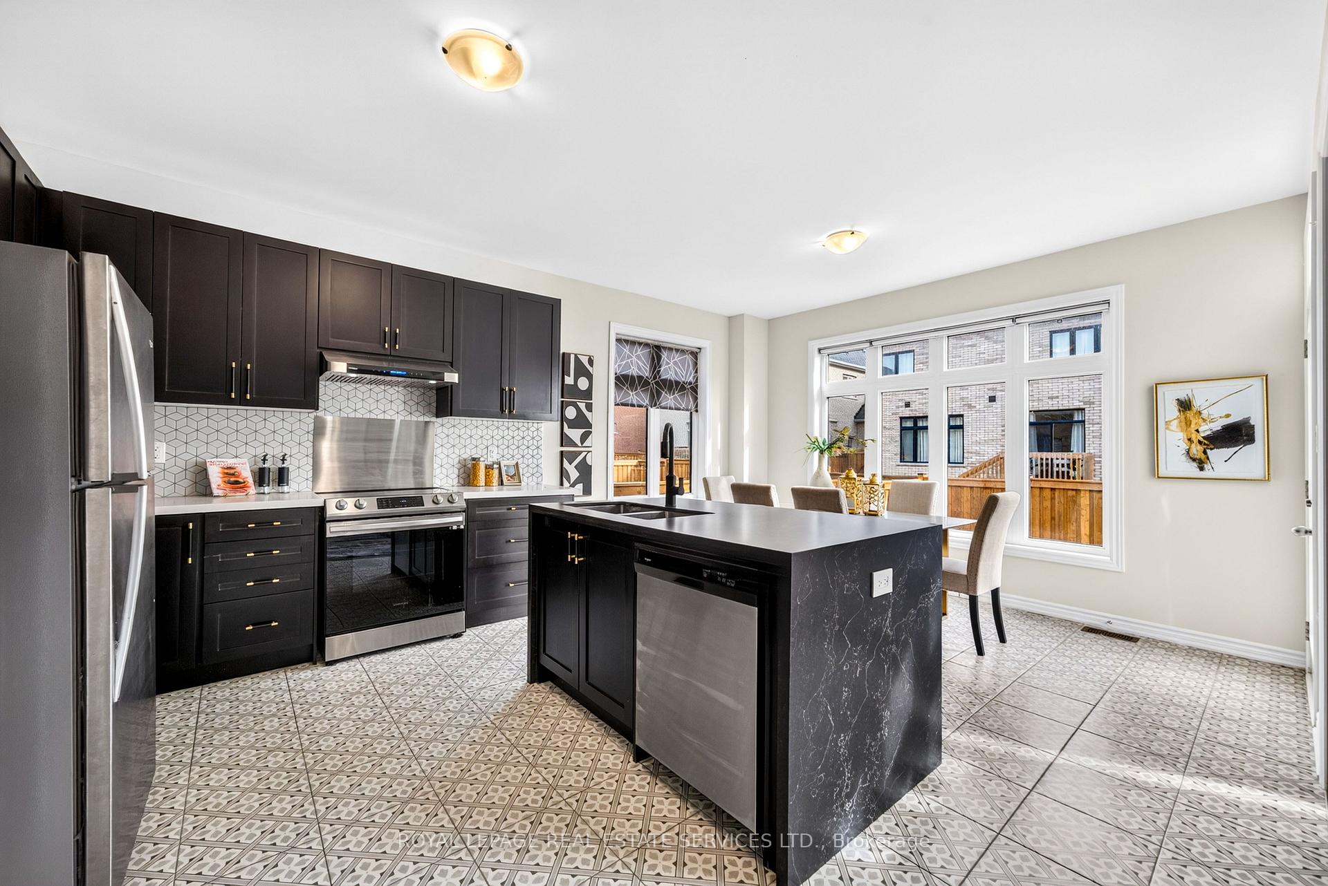 Photo 20 of 25 Garrett Styles Drive, Georgina, Keswick South — HOMEH