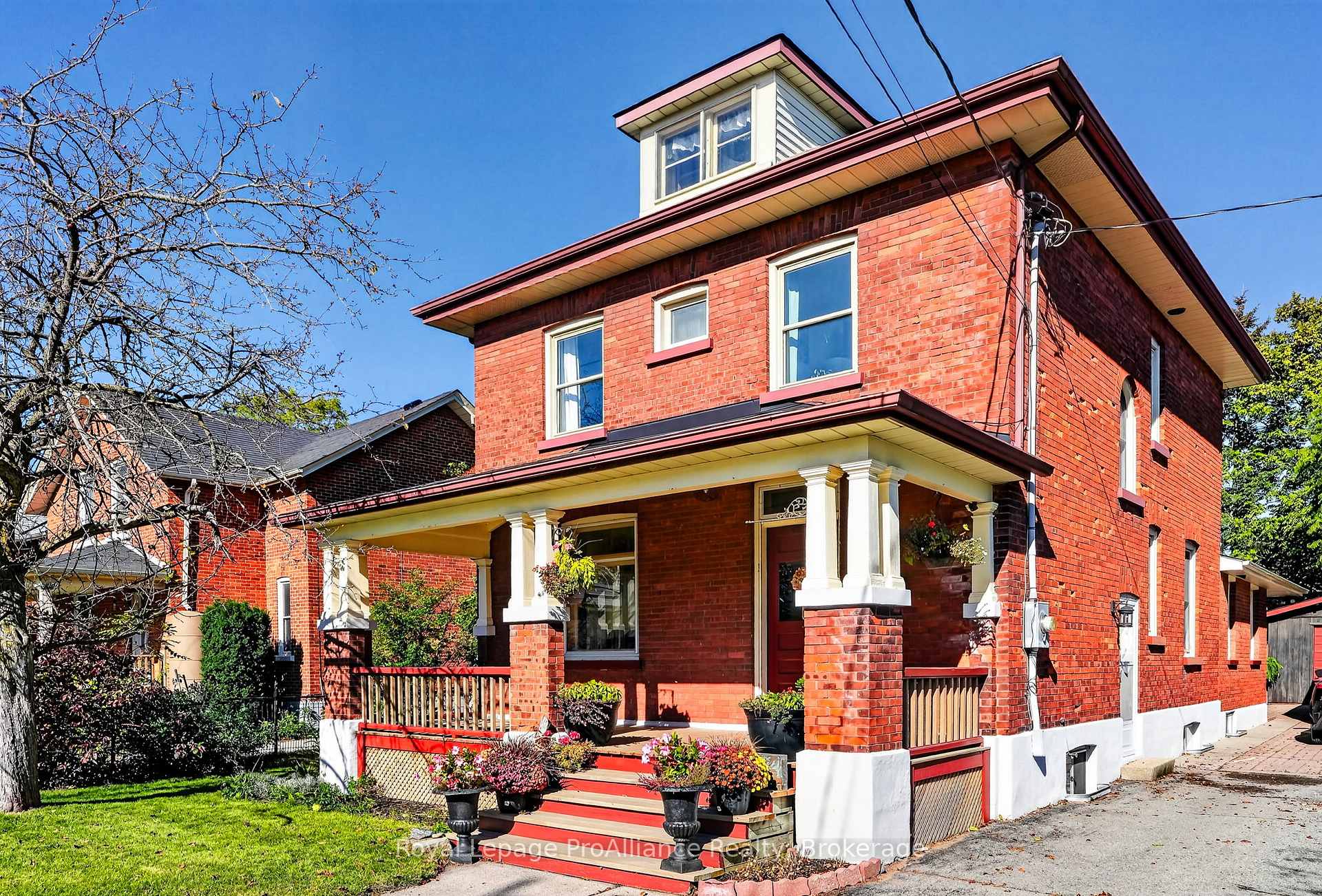 Photo of 174 University Avenue W