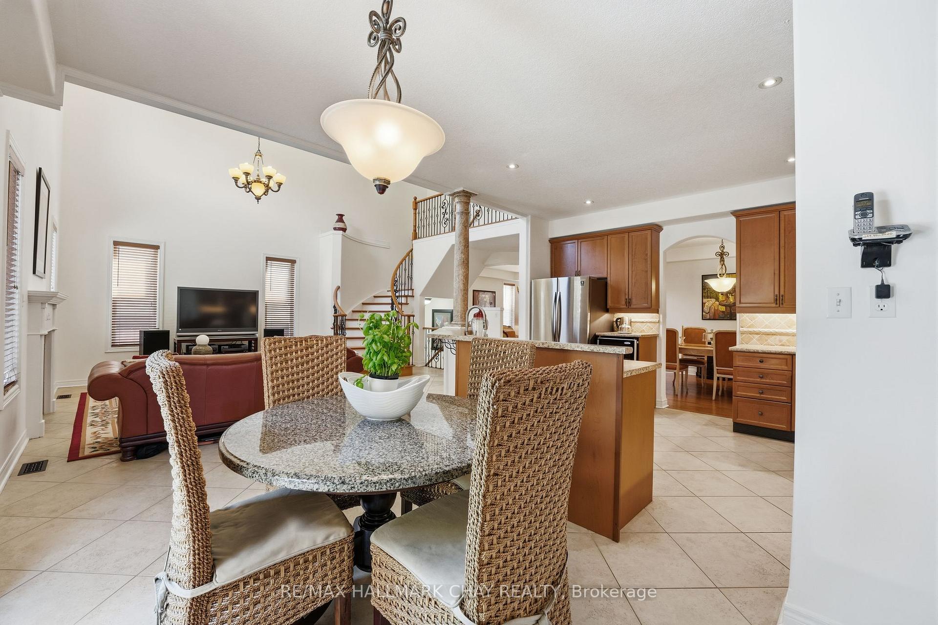Photo 8 of 12 Parisian Crescent, Barrie, Innis-Shore — HOMEH
